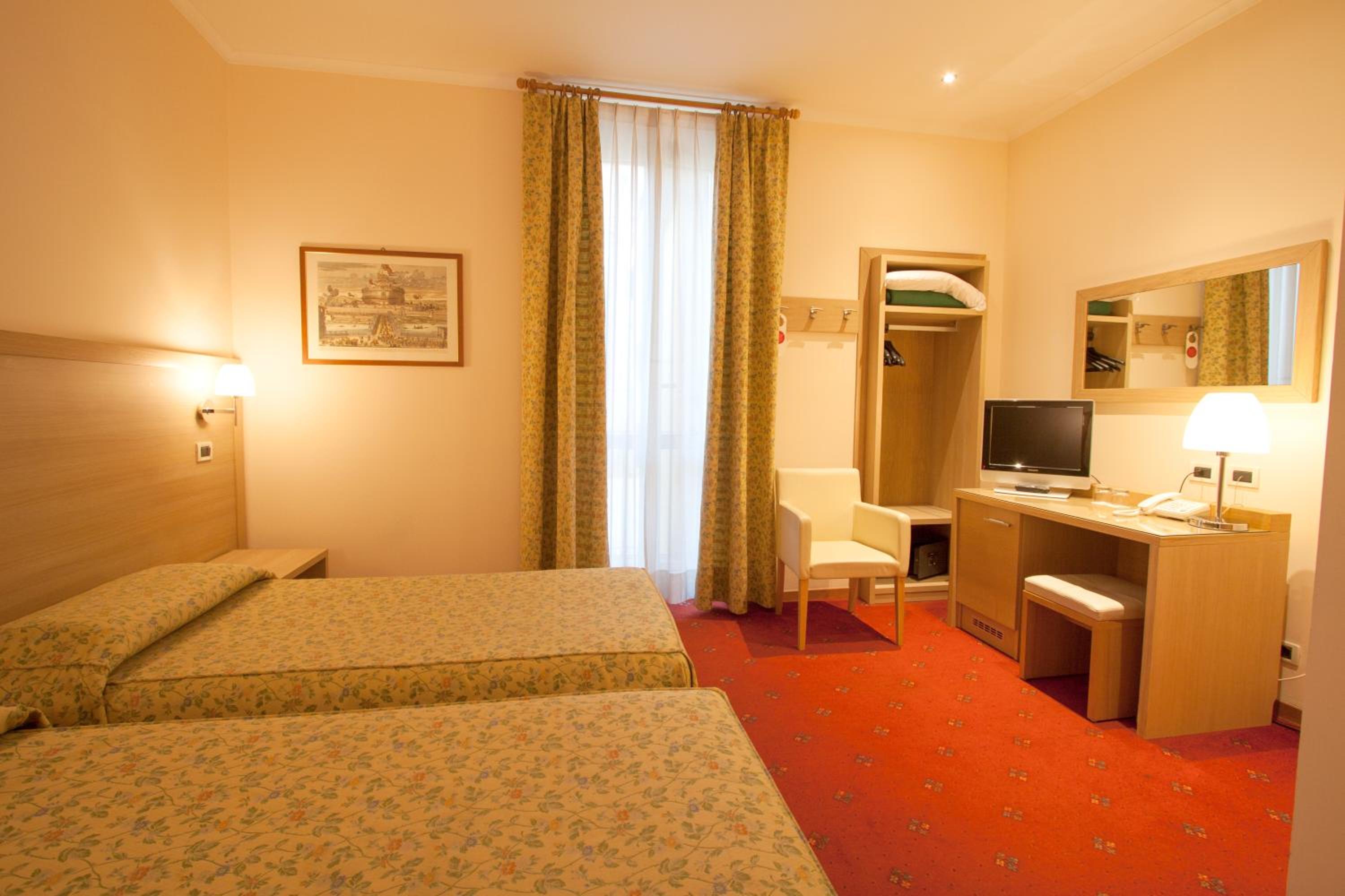 Twin Room thumbnail 5