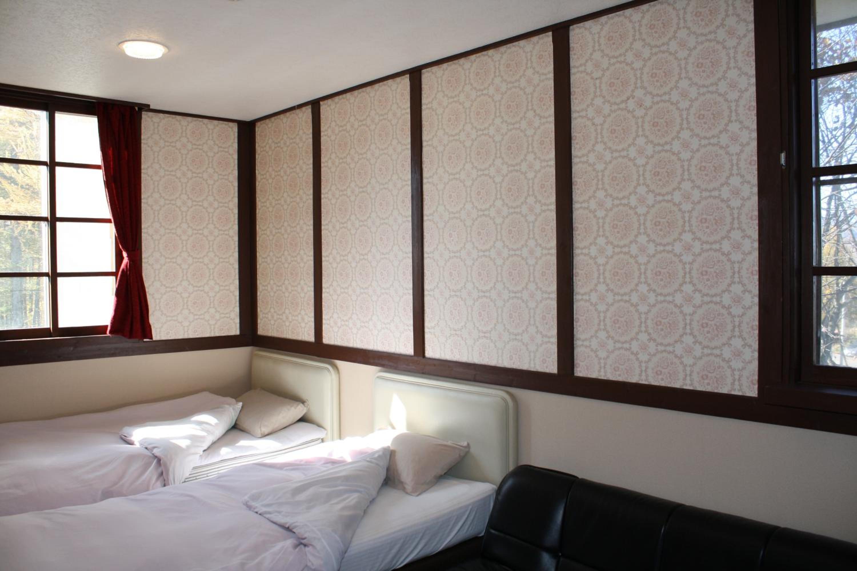 Twin Room with Shared Bathroom + Shared Toilet photo 3