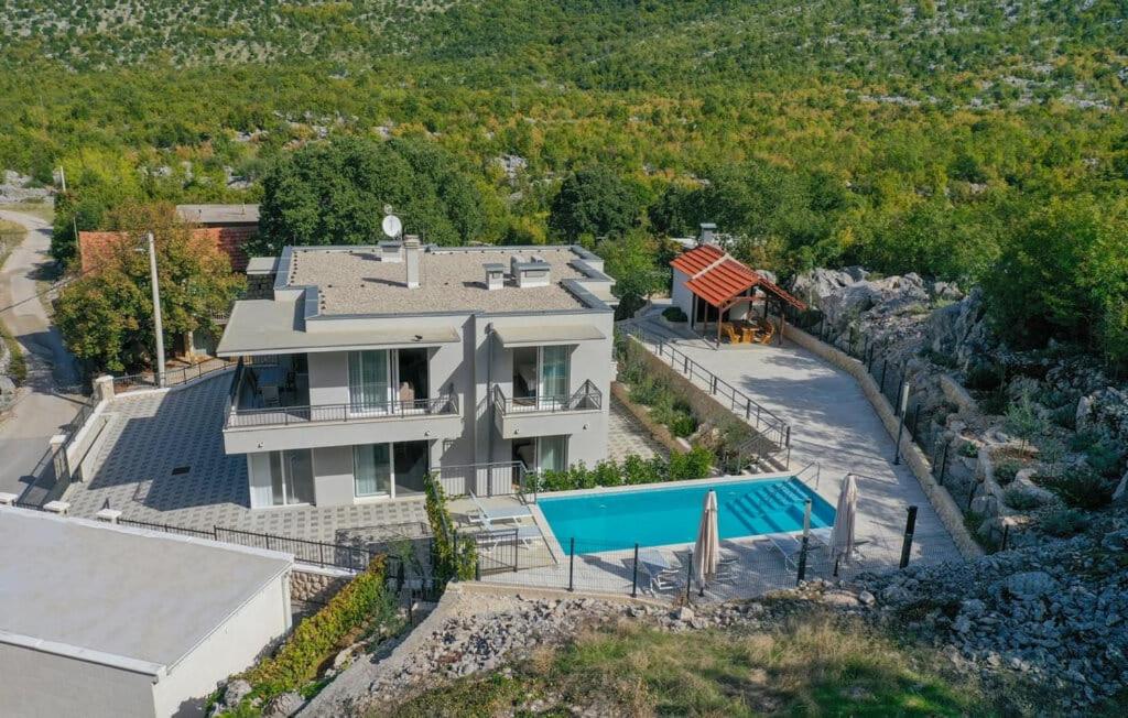 Villa photo 2