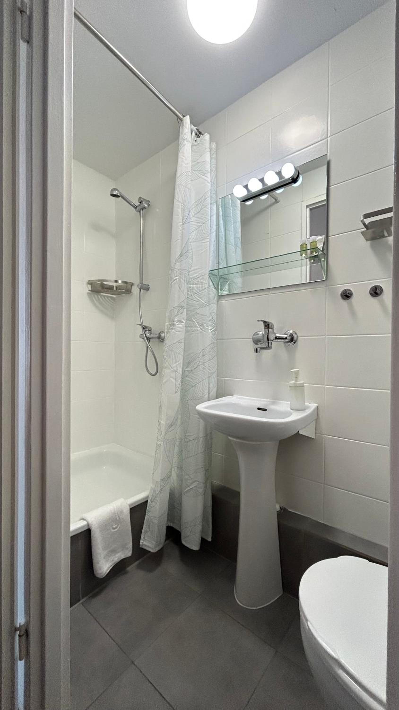Double or Twin Room photo 3