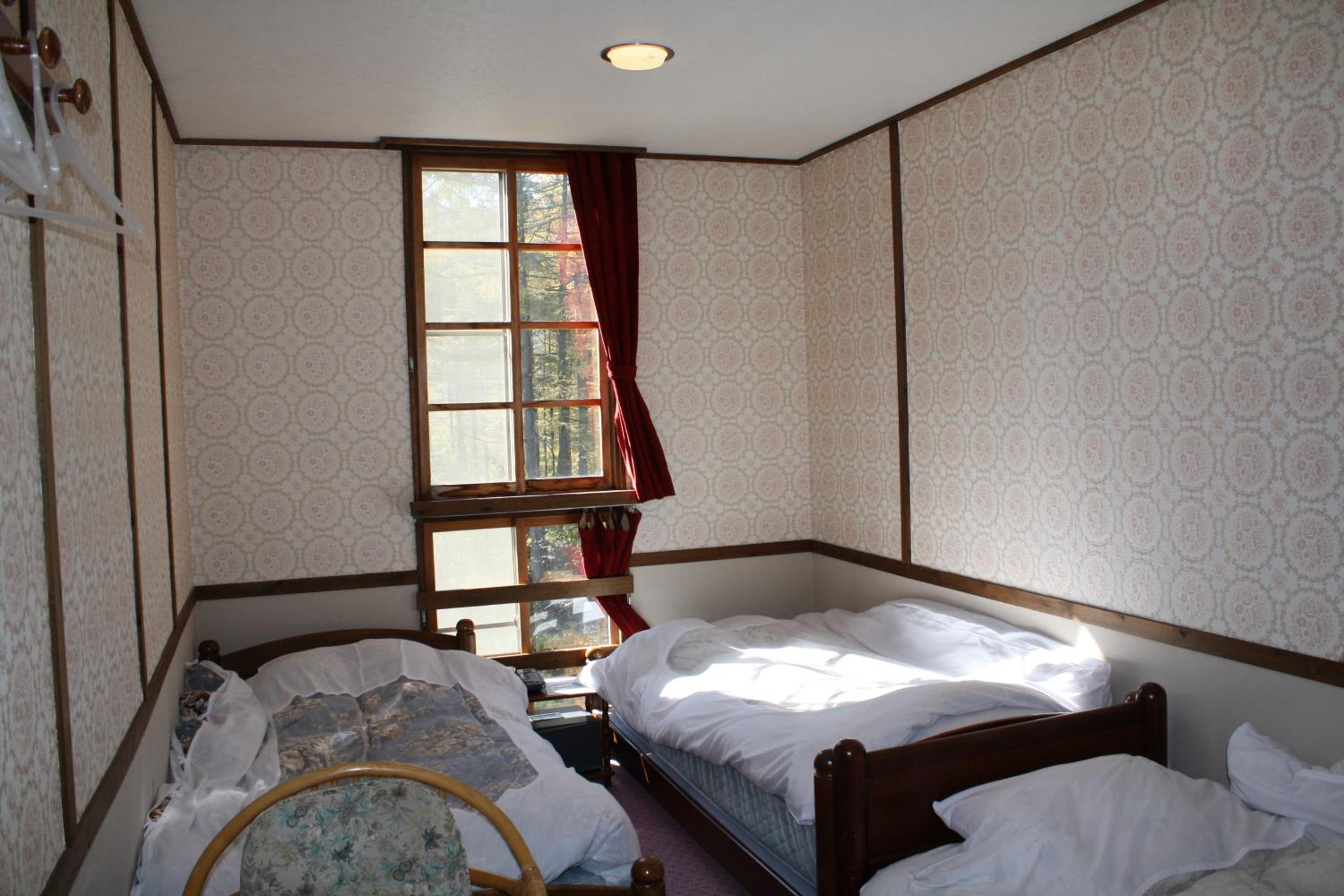 Twin Room with Shared Bathroom + Shared Toilet photo 2