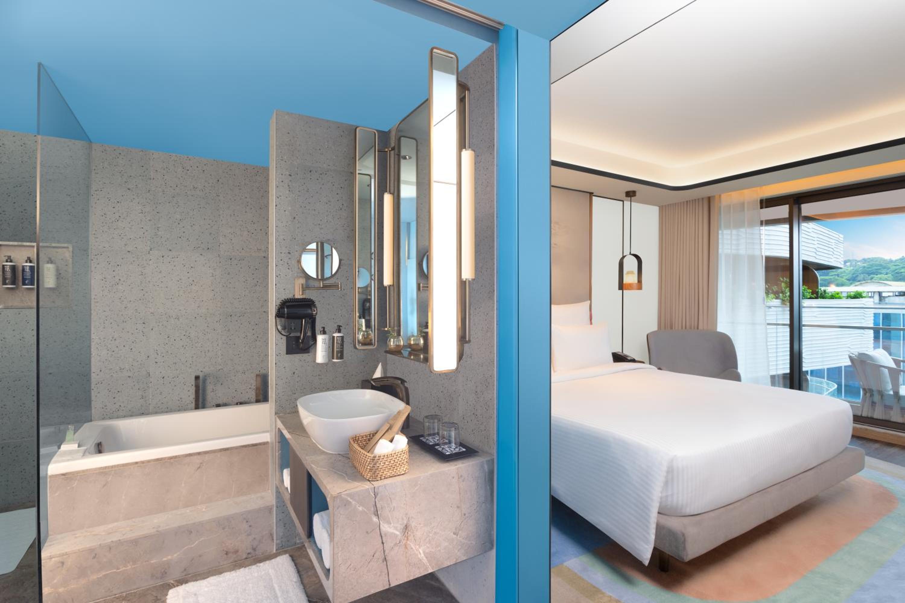 Executive Queen Room with Balcony - 2 pints of Beer & 20% off on SPA once per stay - Happy Hour Special: 50% discount on select brands (4-8 PM) - Photo 3