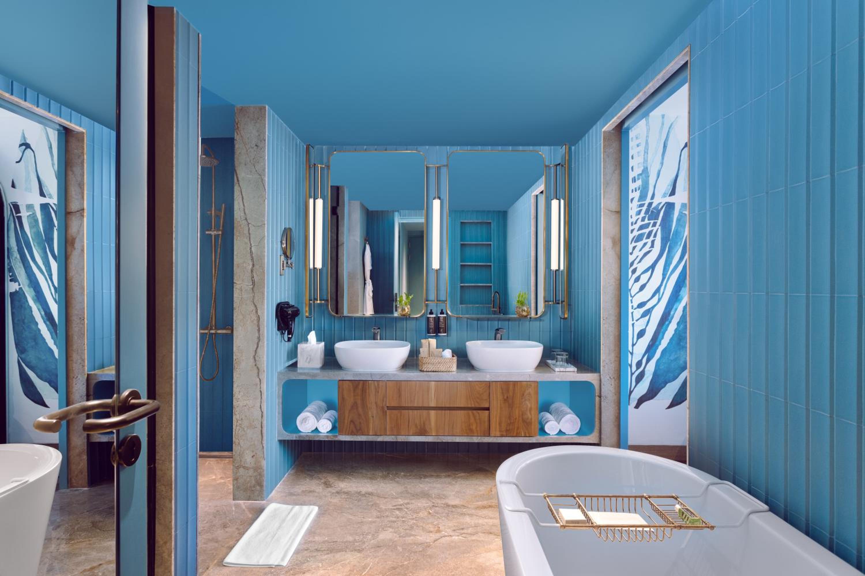 Executive Double Suite with Sofa Bed and Balcony - 2 pints of Beer & 20% off on SPA once per stay - Happy Hour Special: 50% discount on select brands (4-8 PM ) - Photo 2