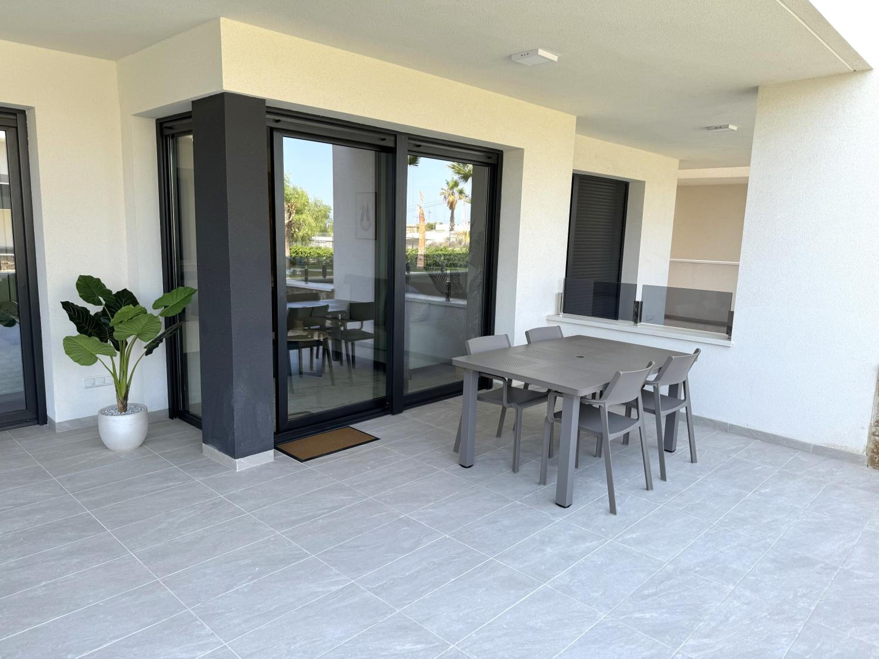 Apartamento de Dos Dormitorios con Vista a la Piscina