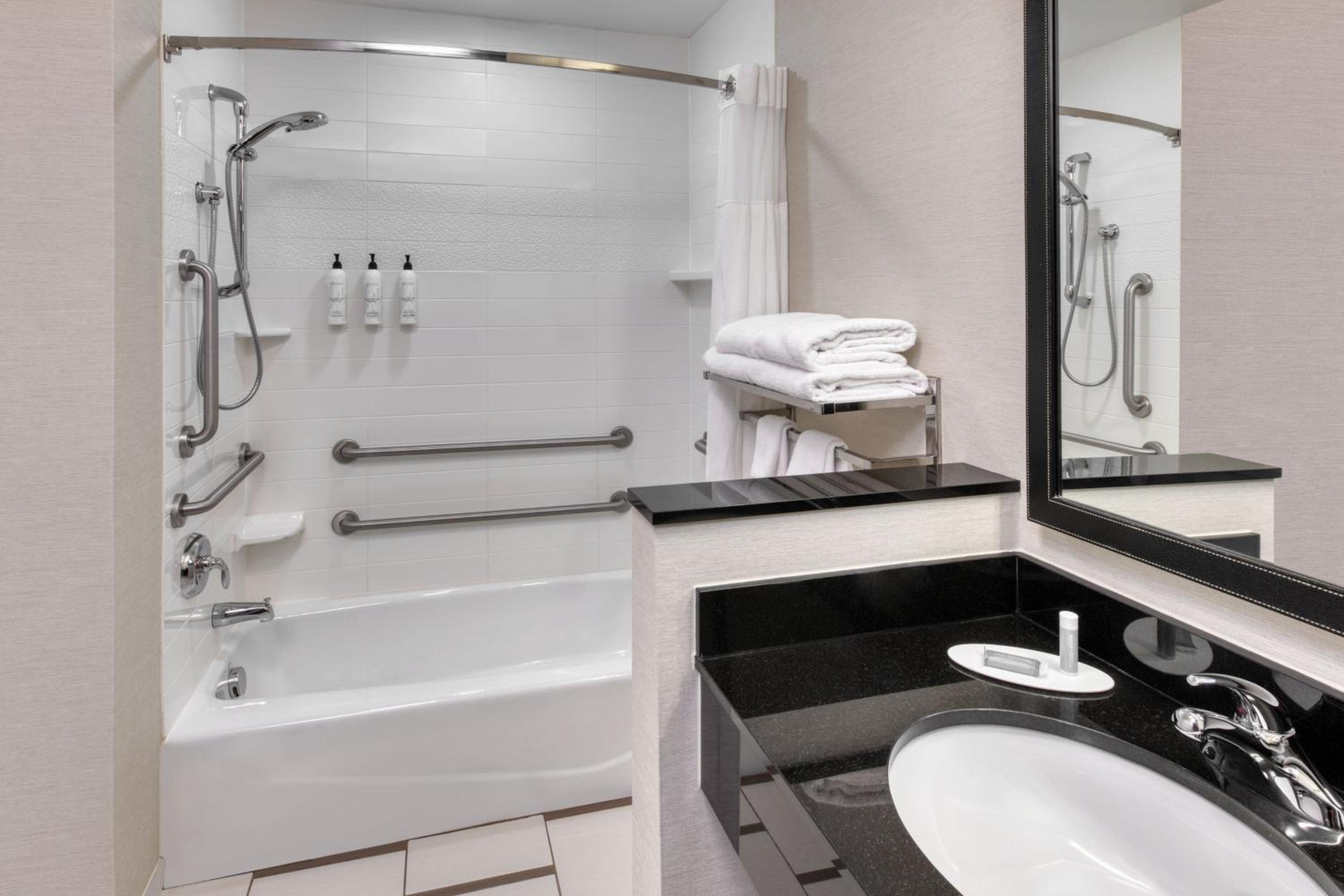 Queen Room with Two Queen Beds - Mobility Access/Bathtub