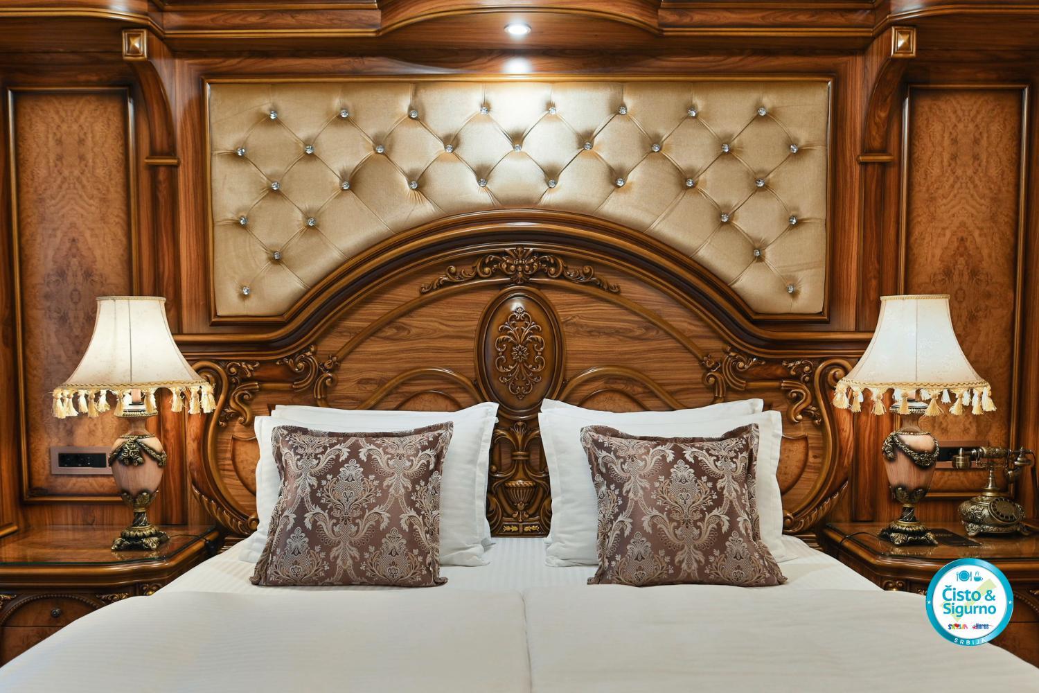 Executive Suite with Balcony - Photo 5