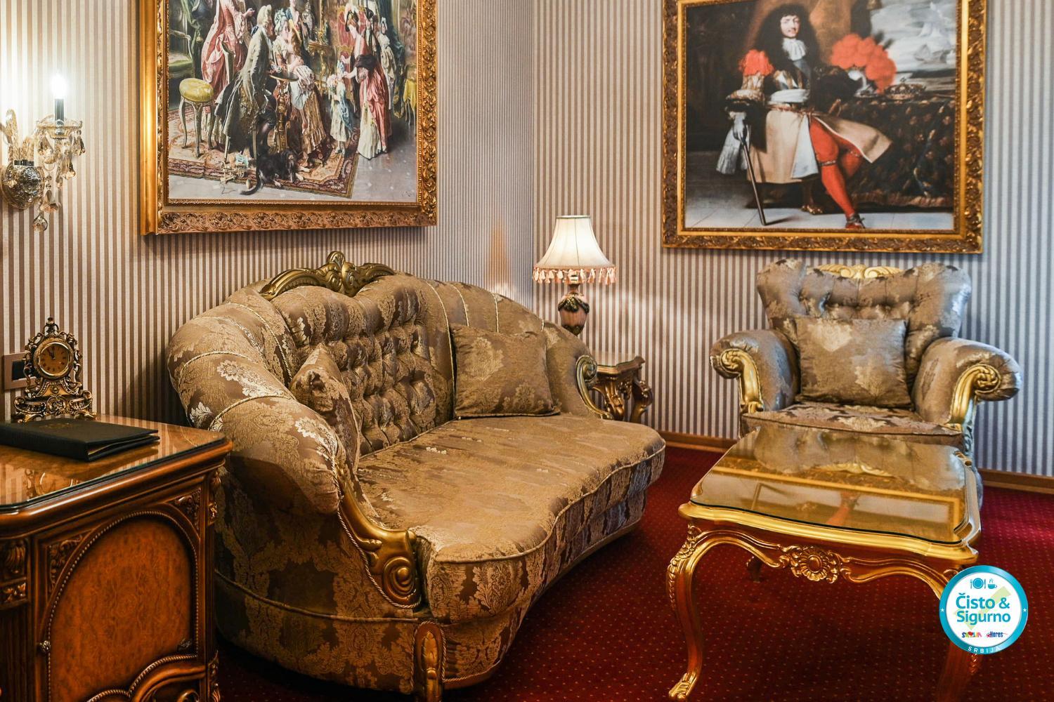 Executive Suite with Balcony - Photo 3