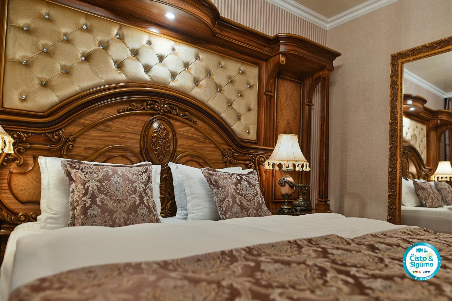 Executive Suite with Balcony - Photo 4