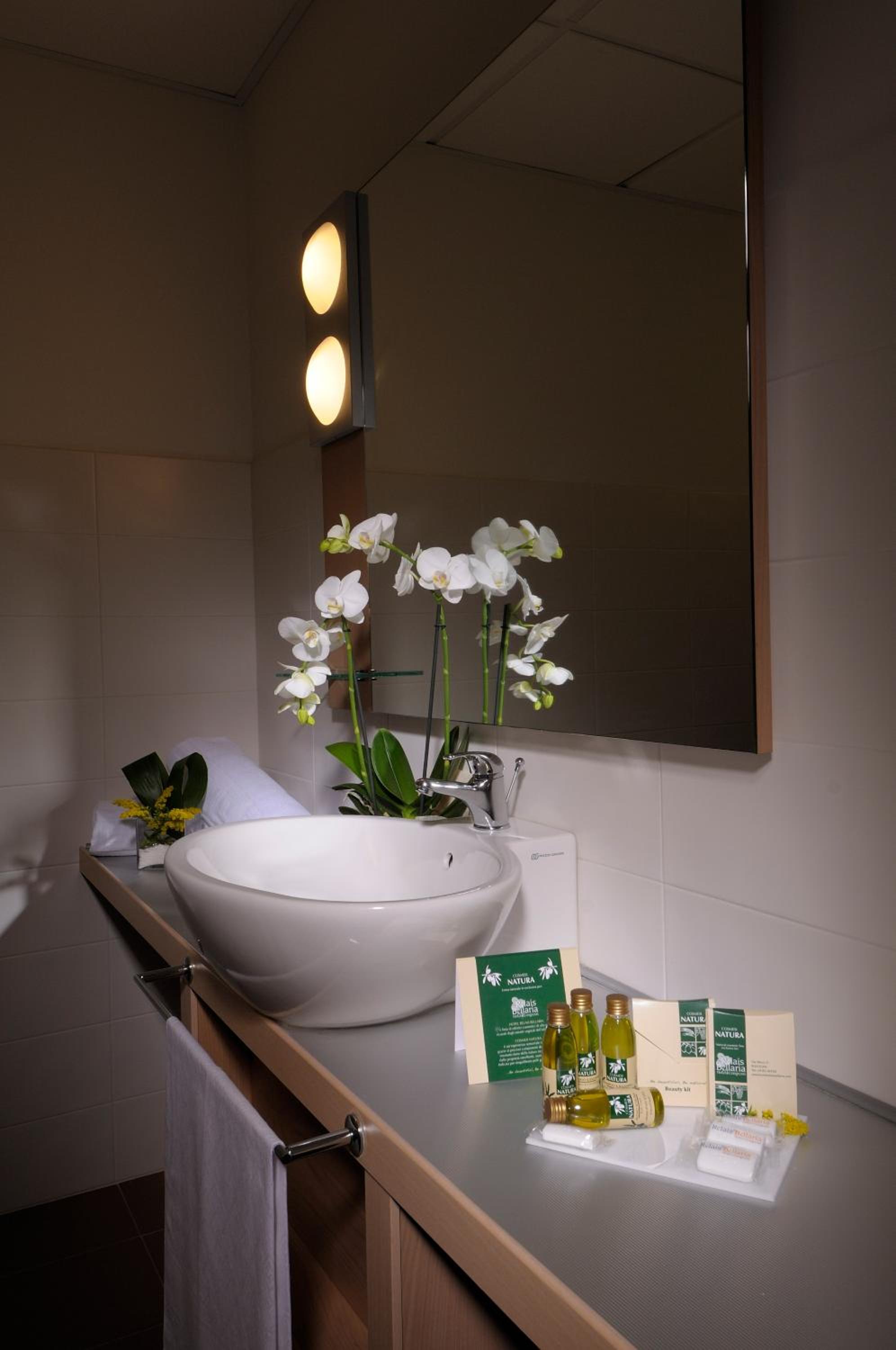 Standard Double or Twin Room - Photo 10