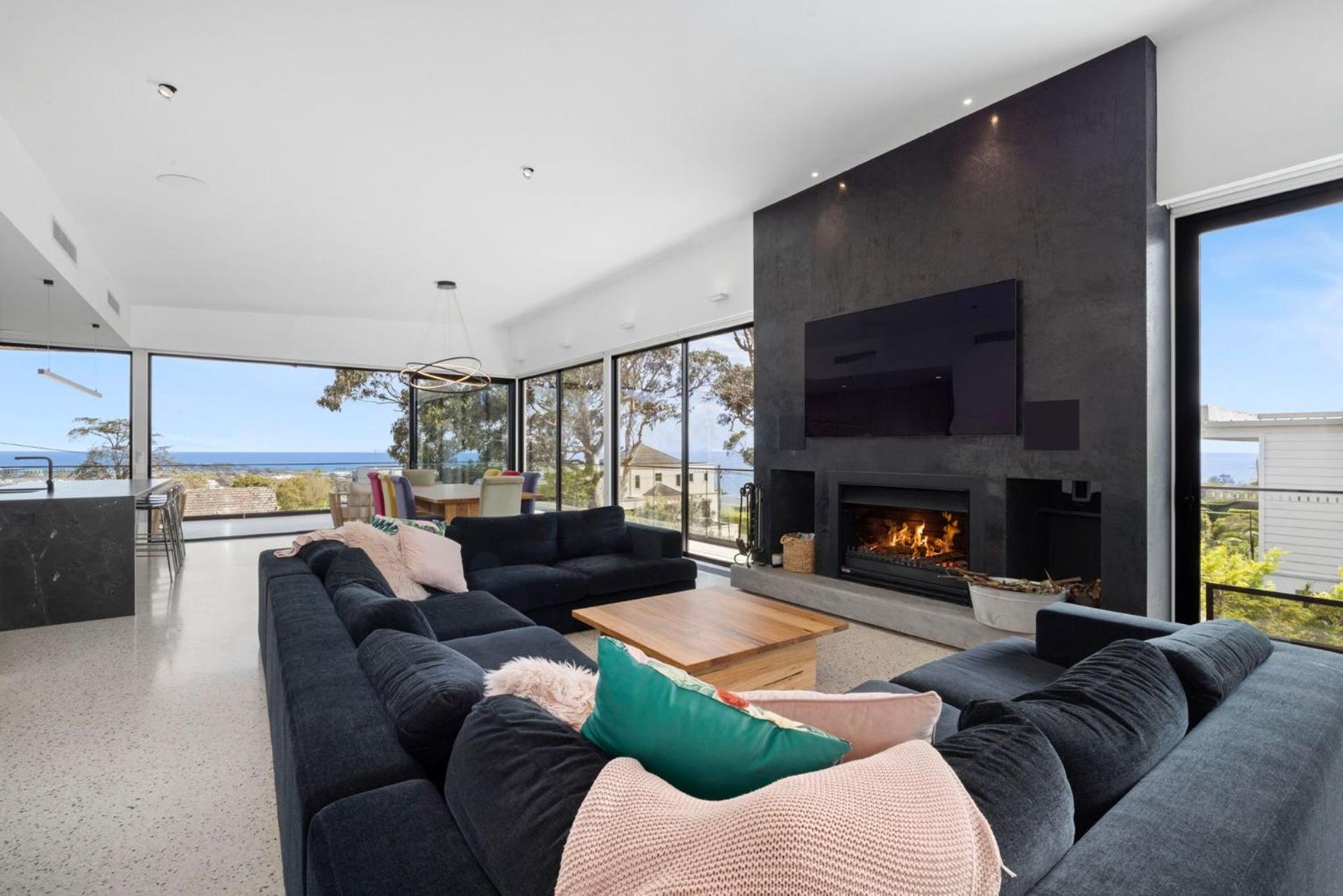 Five-Bedroom House photo 1