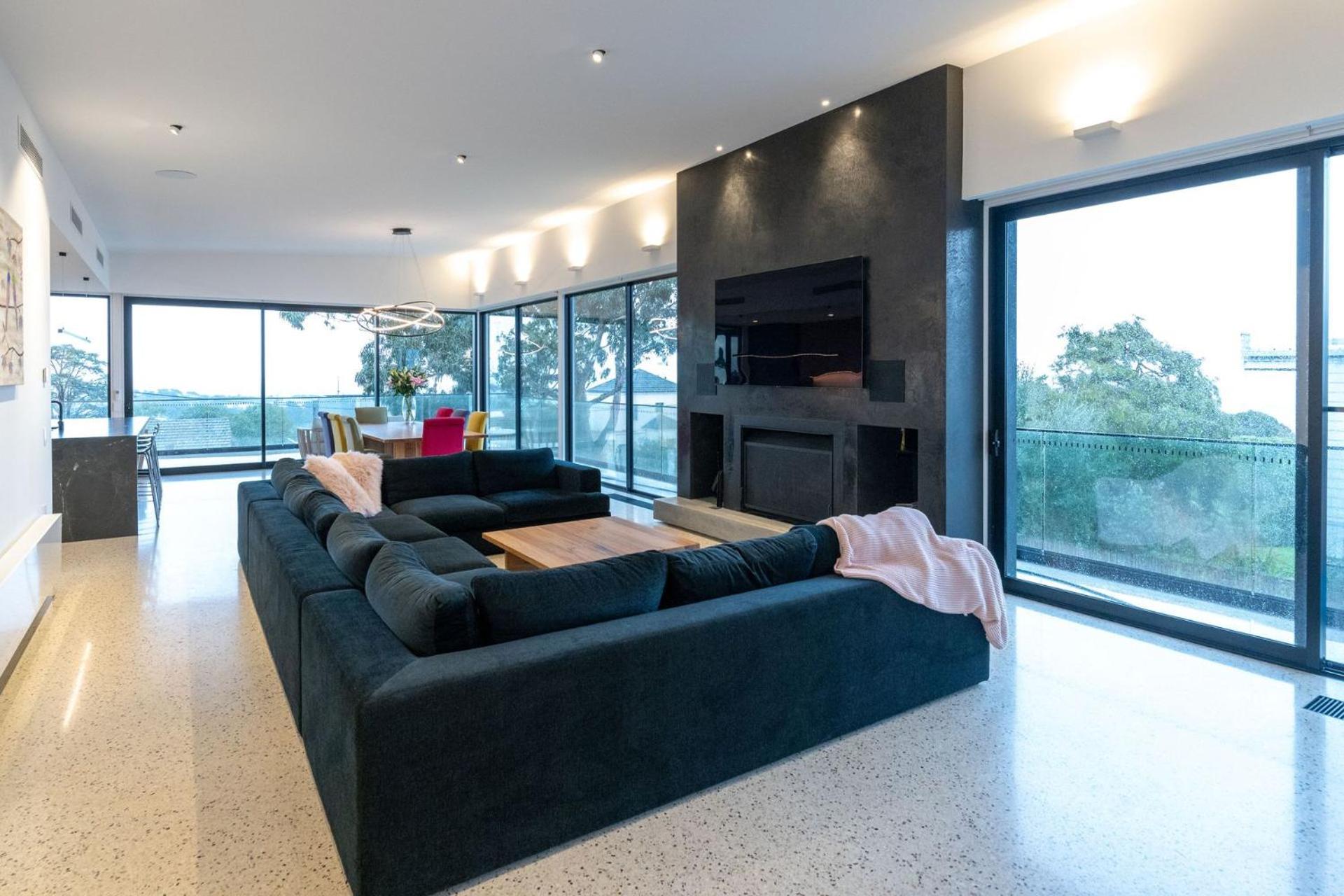 Five-Bedroom House photo 3