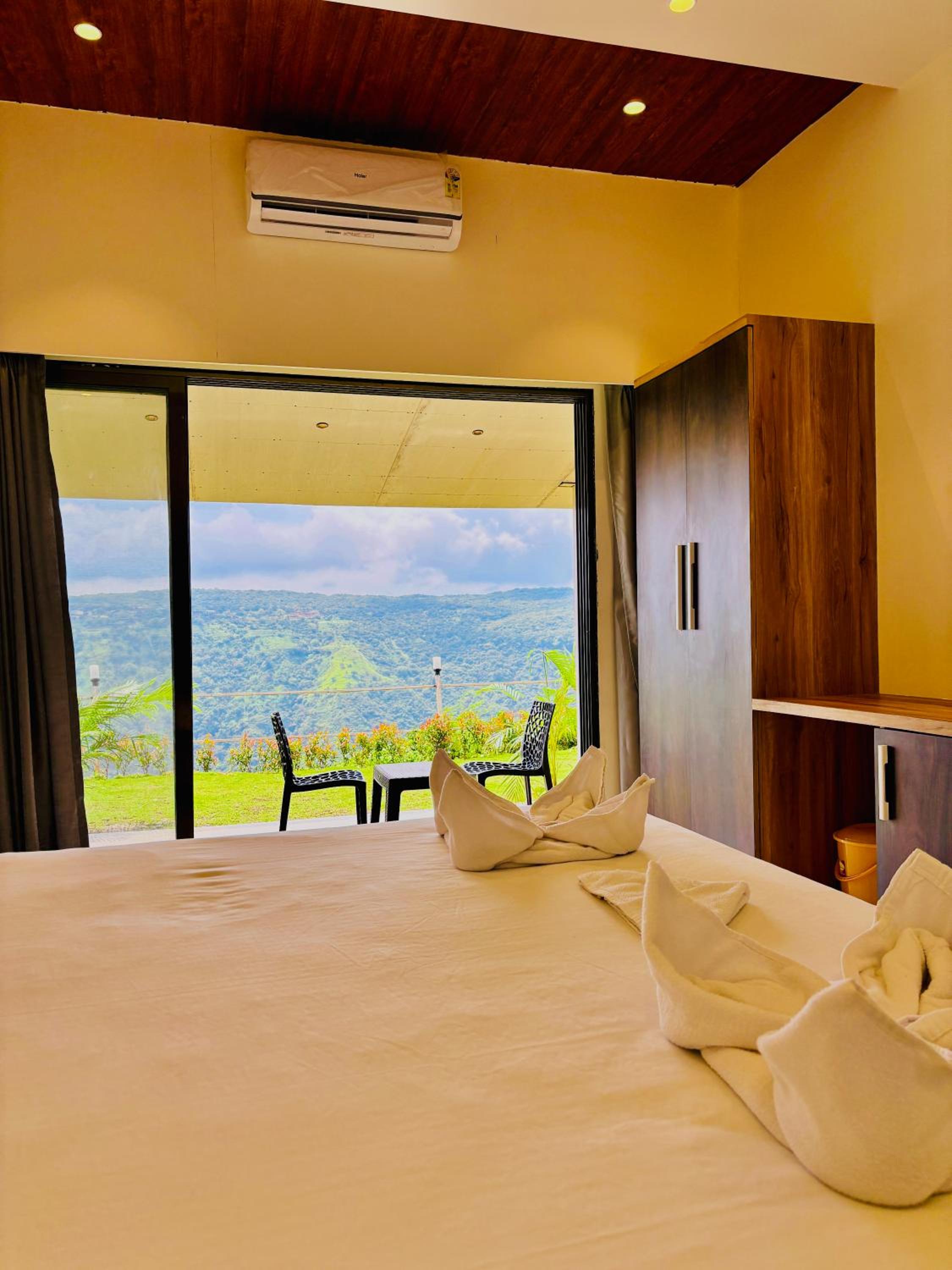 Deluxe King Room photo 2