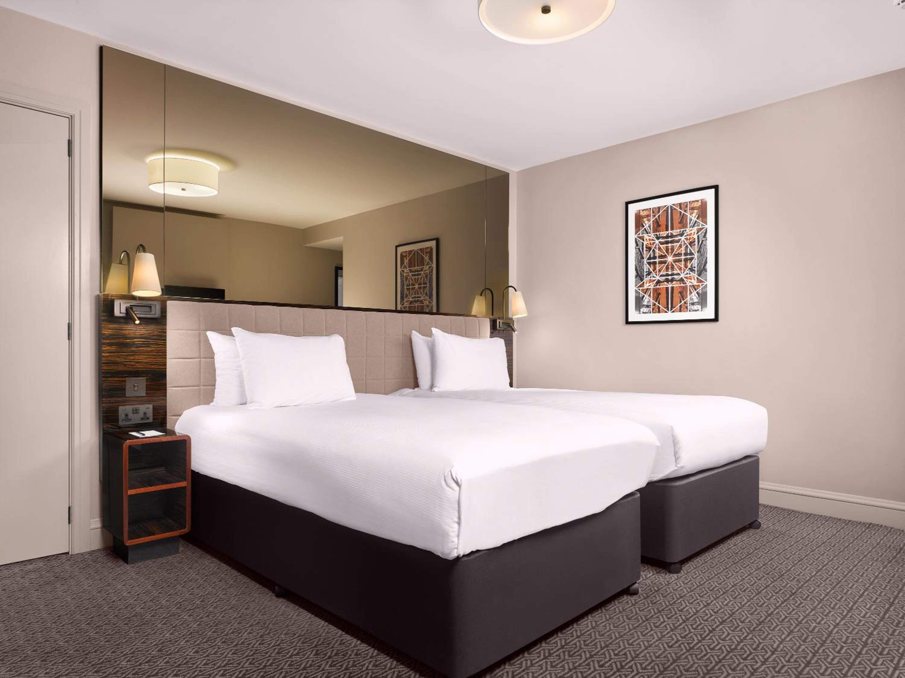 Superior Twin Room thumbnail 5