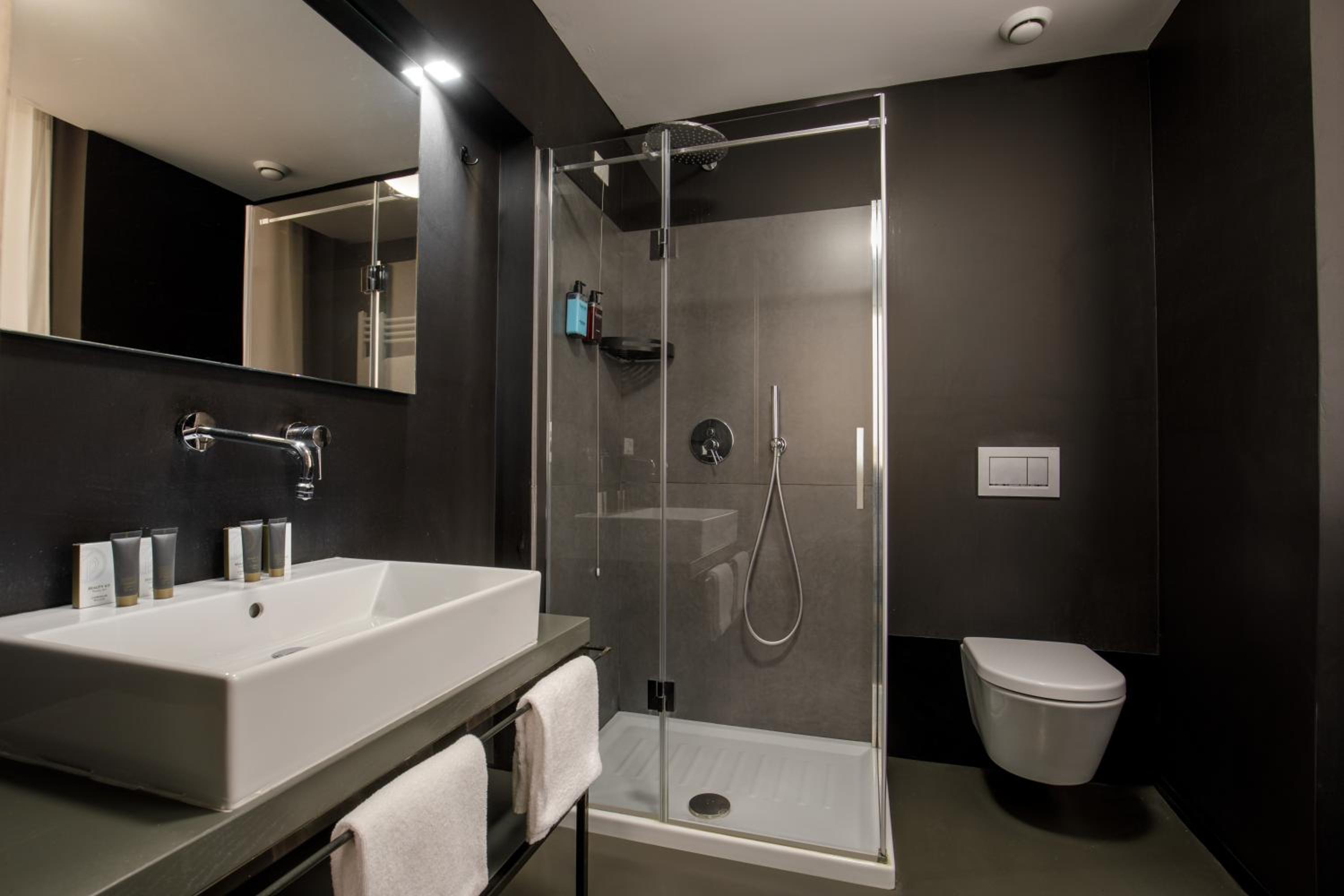 Standard Double Room thumbnail 5