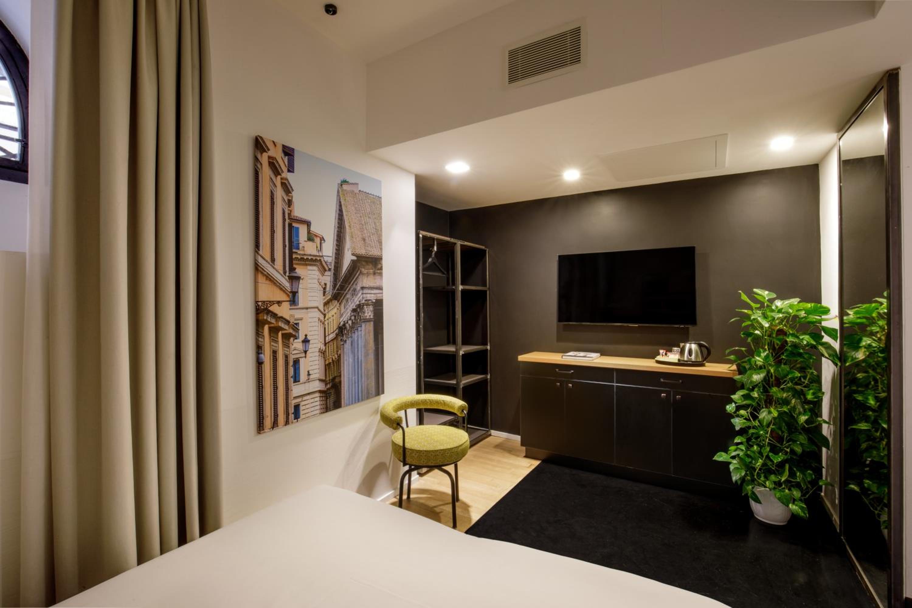 Deluxe Family Room thumbnail 5