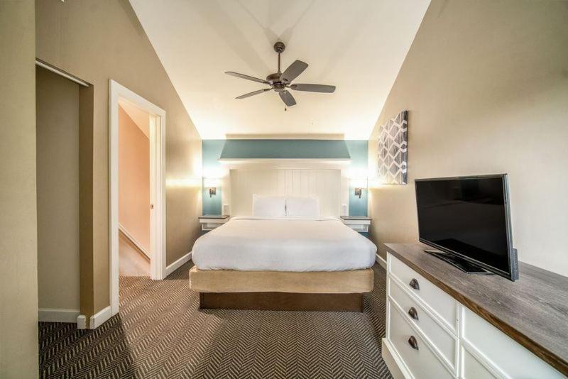 King Suite with Balcony - Non-Smoking - Photo 2
