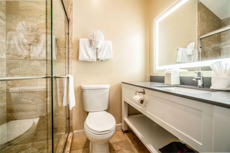 King Suite with Balcony - Non-Smoking - Photo 4