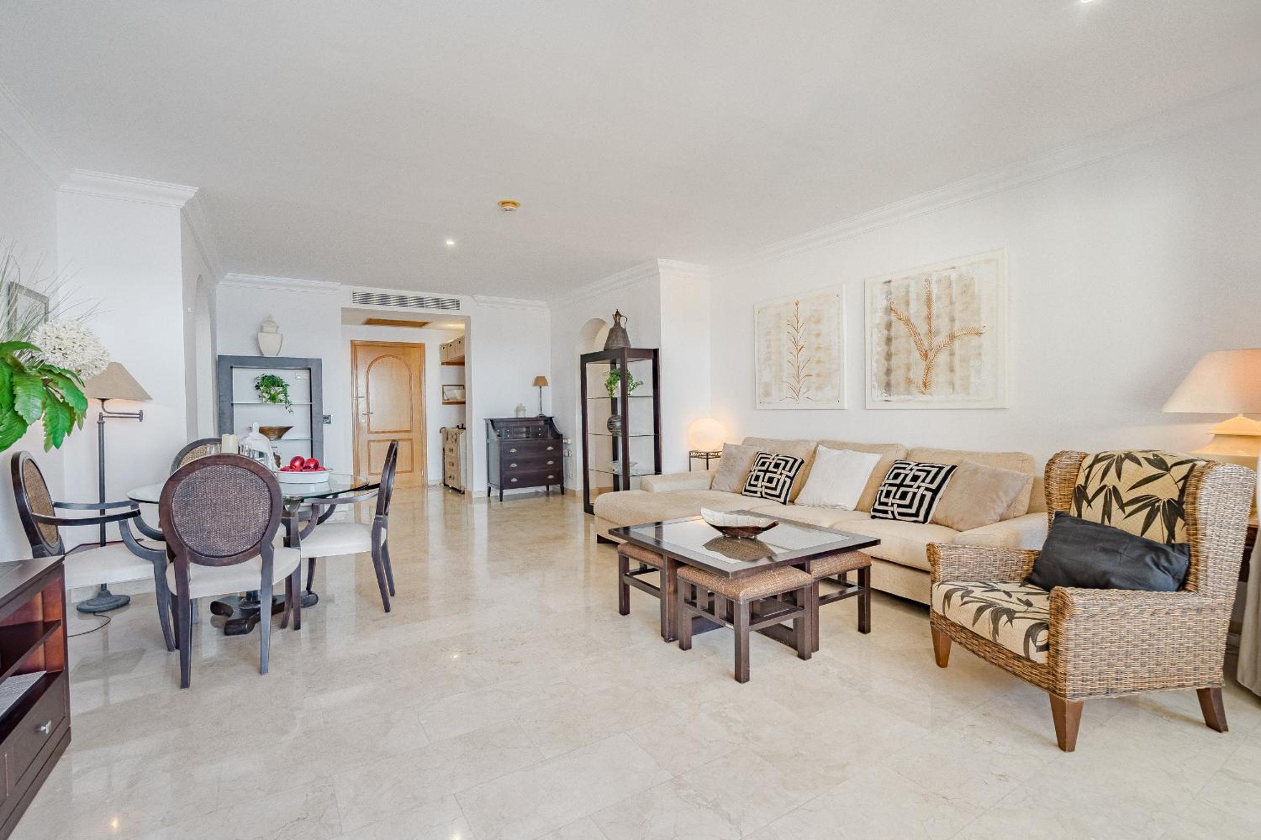 Apartamento de dos habitaciones con terraza y vista al mar