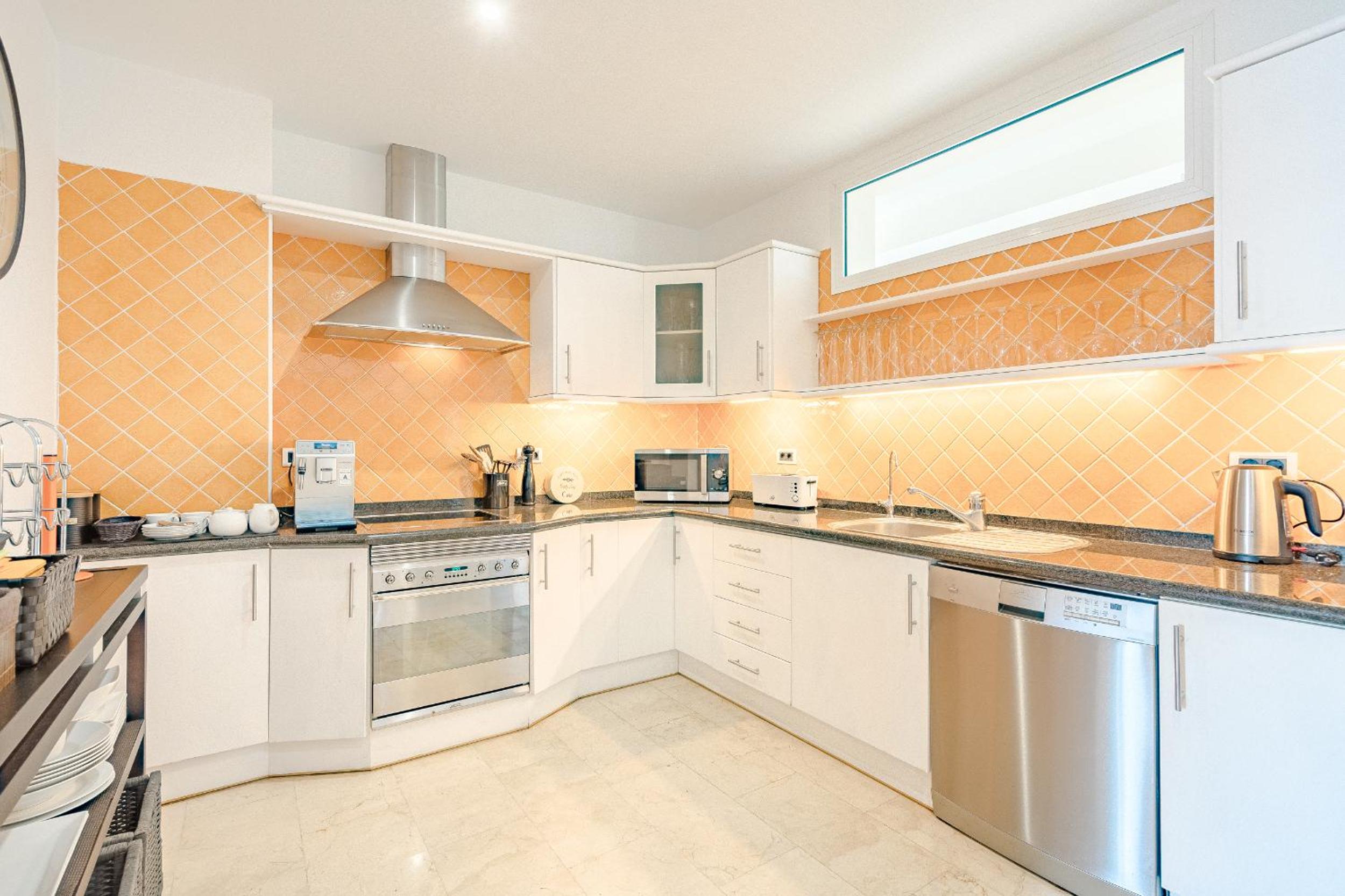 Two-Bedroom Apartment with Terrace and Sea View photo 2