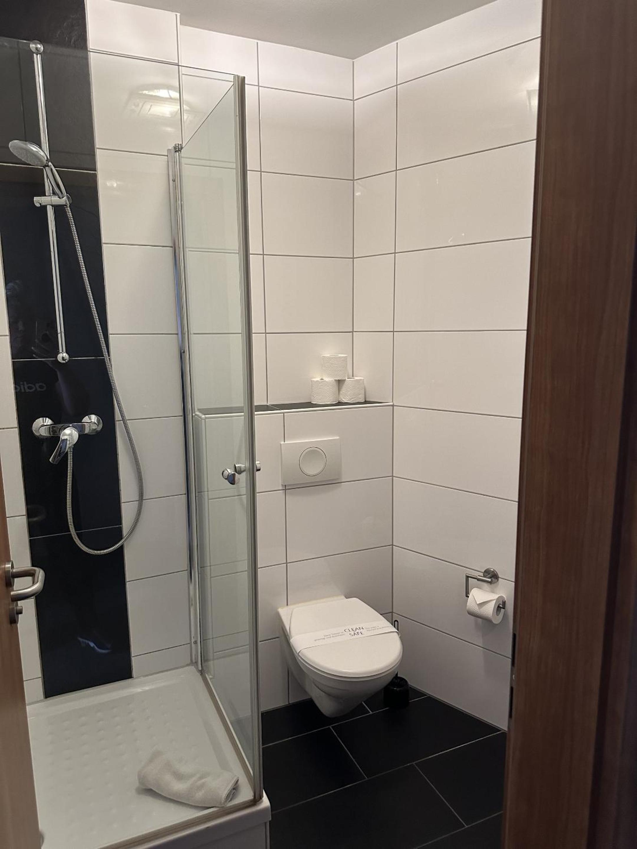 Single Room with Private Bathroom photo 2
