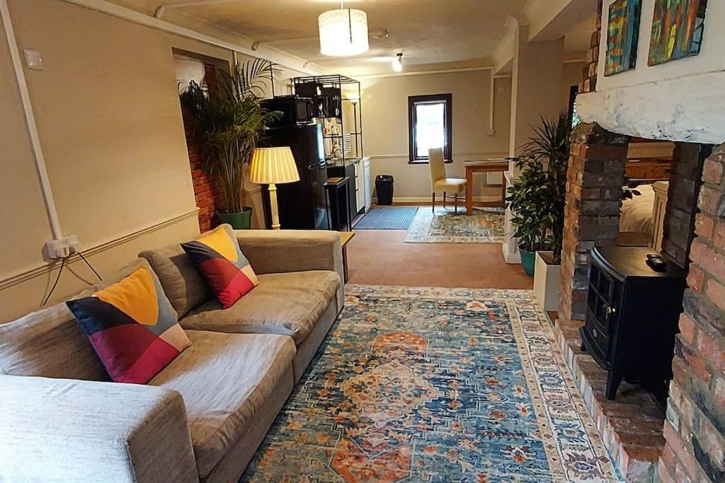 One-Bedroom Apartment photo 1