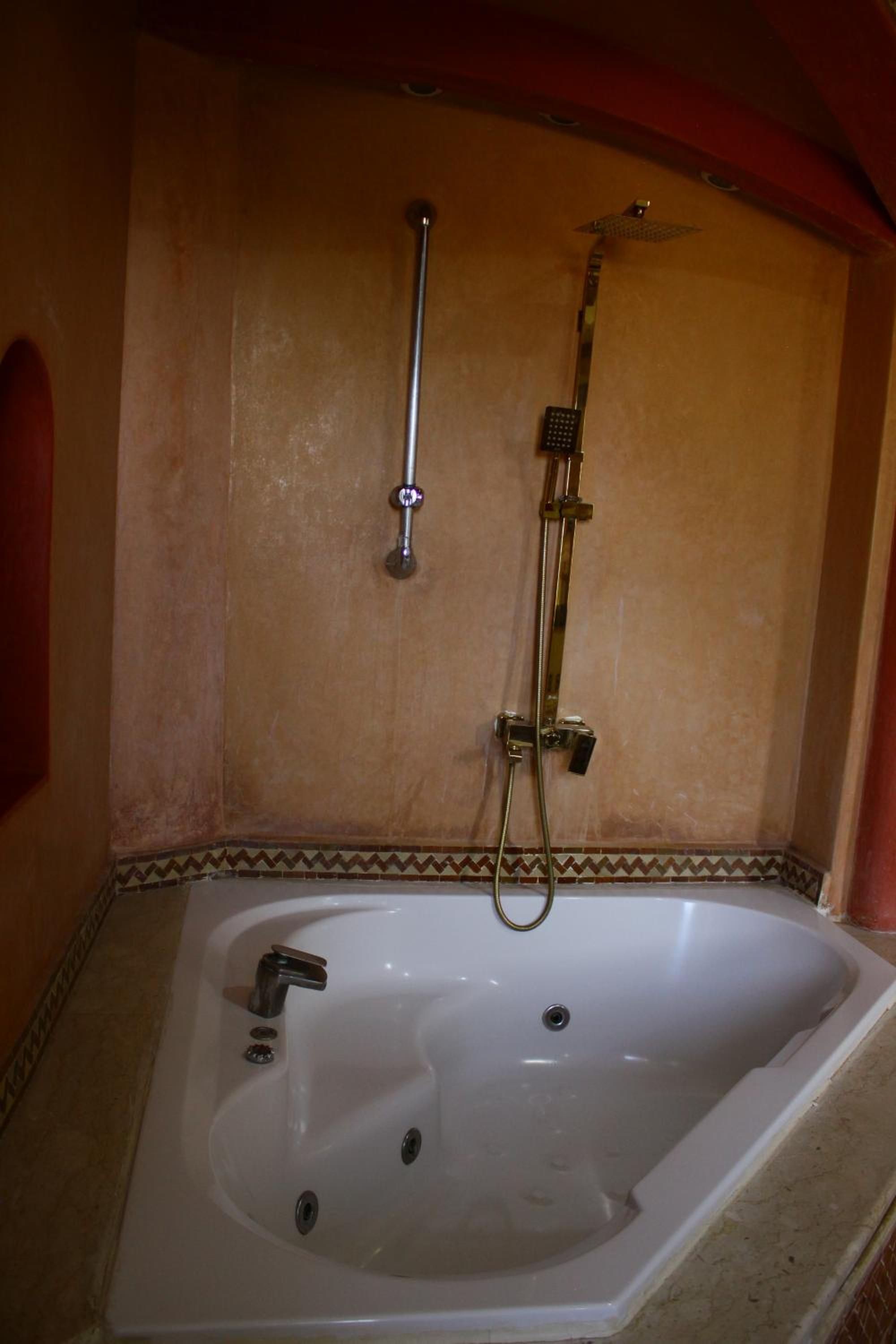 Deluxe Room - Photo 11