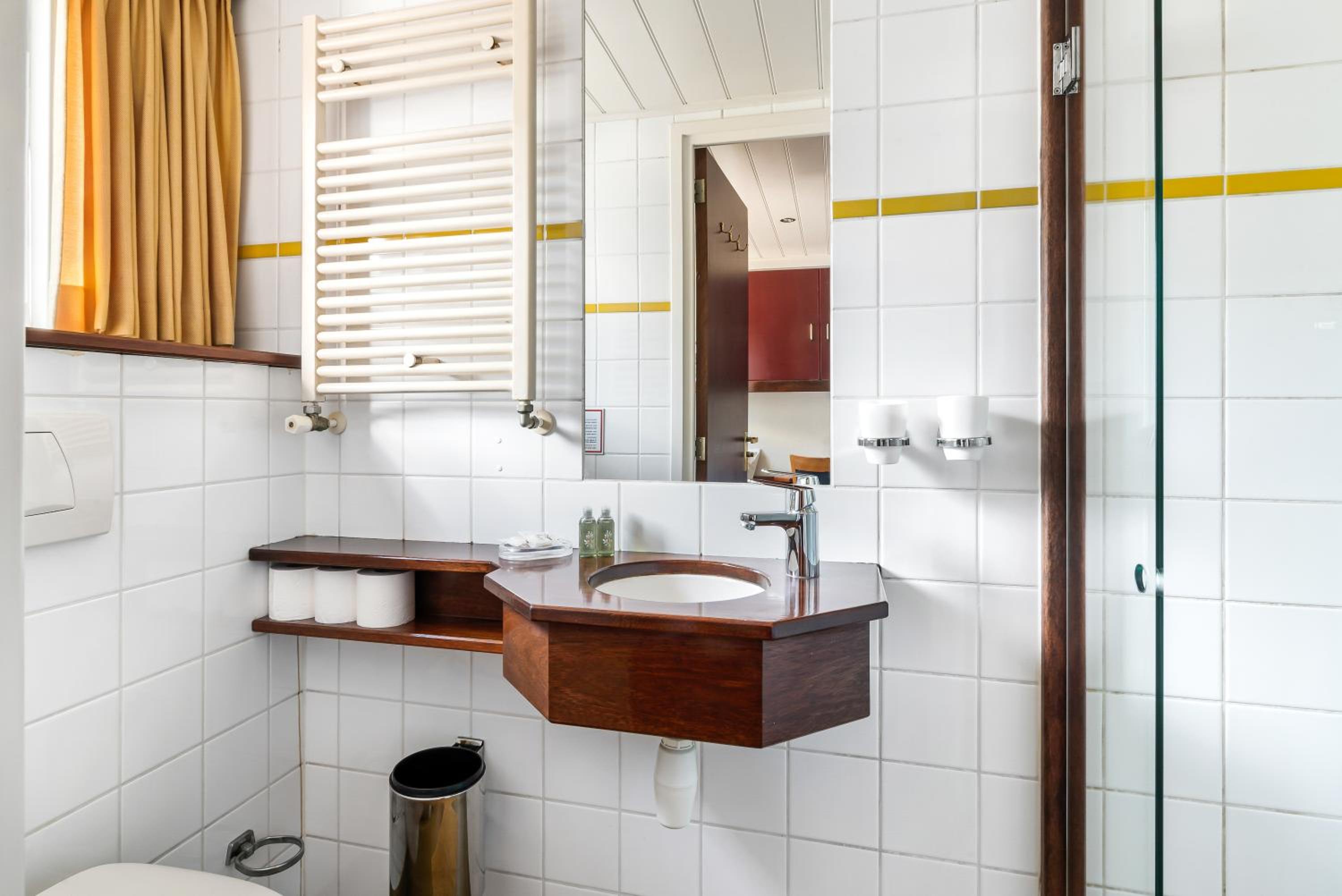 Twin Room with Private Bathroom photo 2