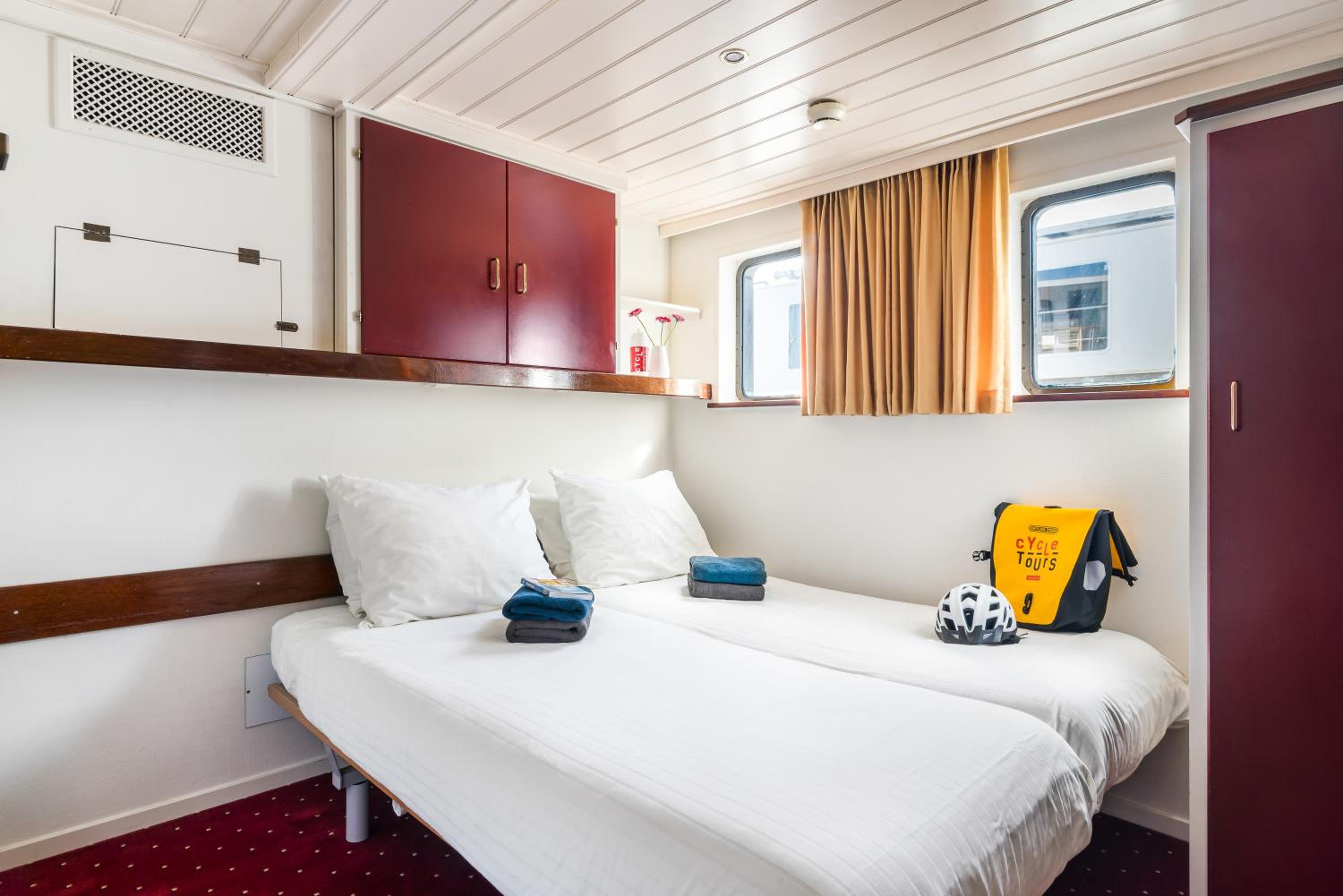 Twin Room with Private Bathroom photo 2