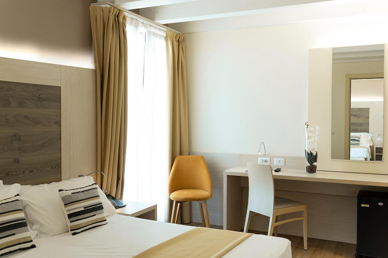 Two Connecting Double Rooms - Photo 1
