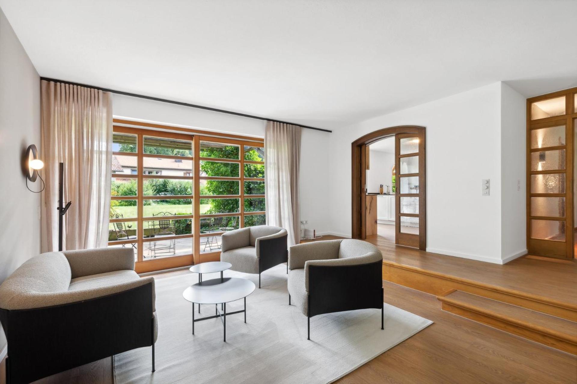 Five-Bedroom House photo 1