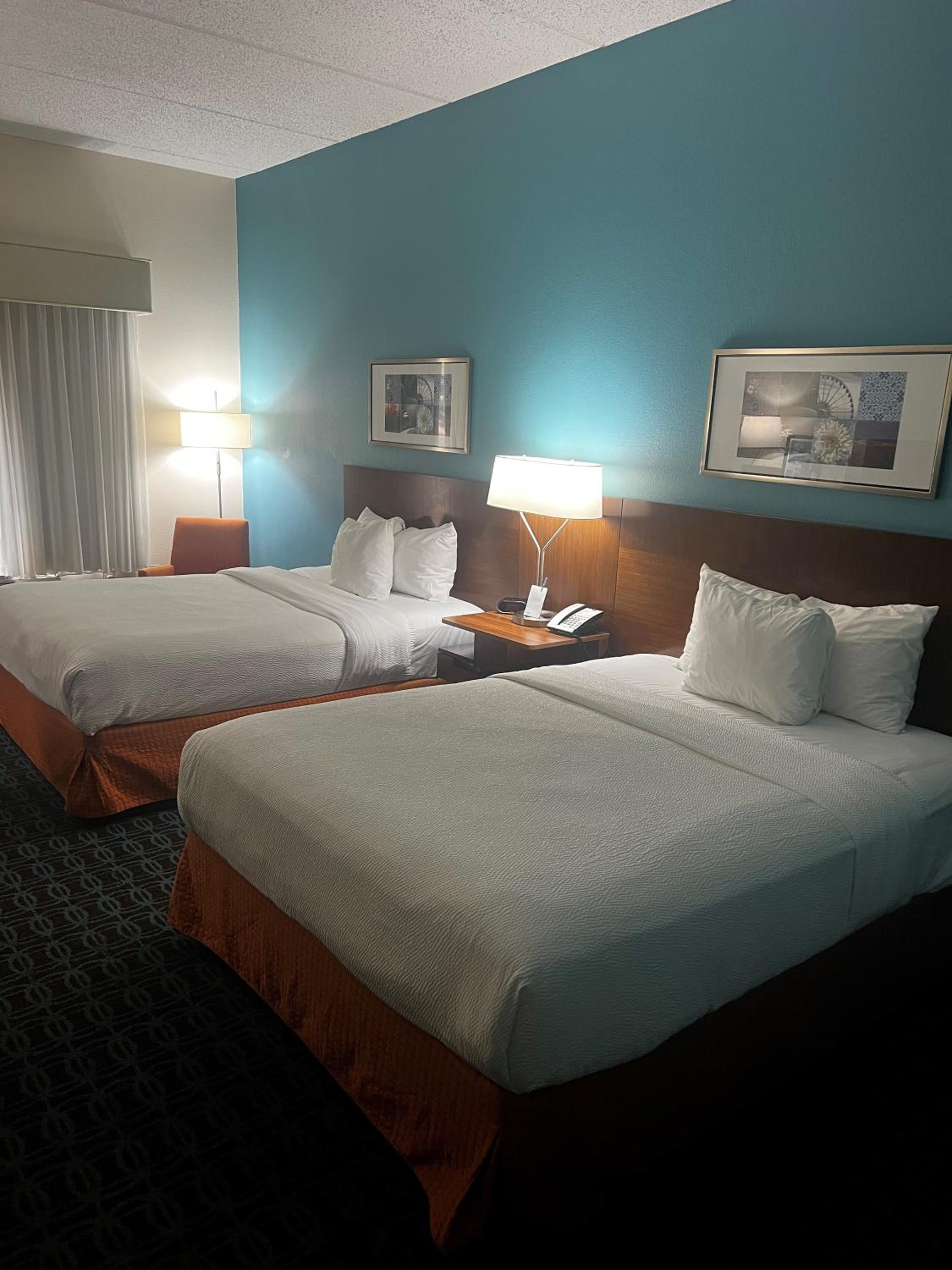 Queen Room with Two Queen Beds - Photo 7