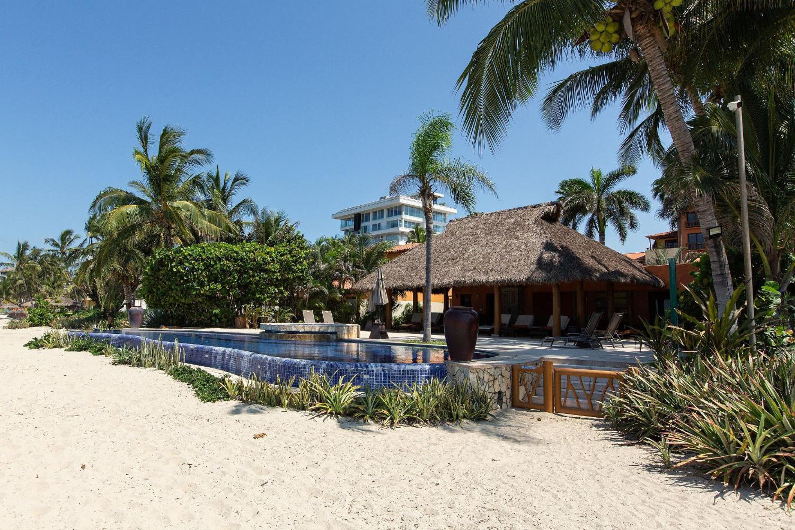 Five-Bedroom Apartment with Private Pool photo 3