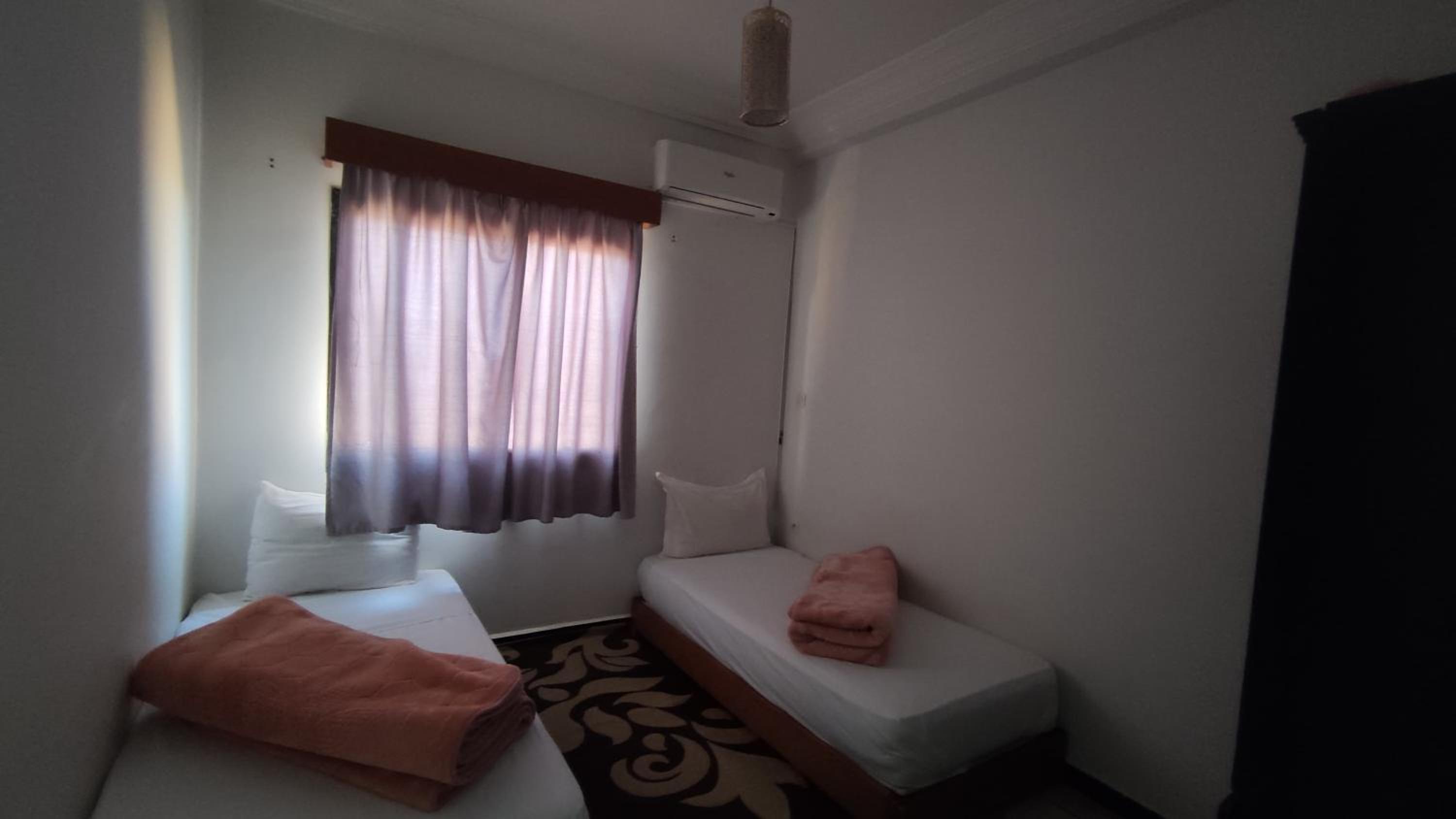 Economy Twin Room - Photo 9