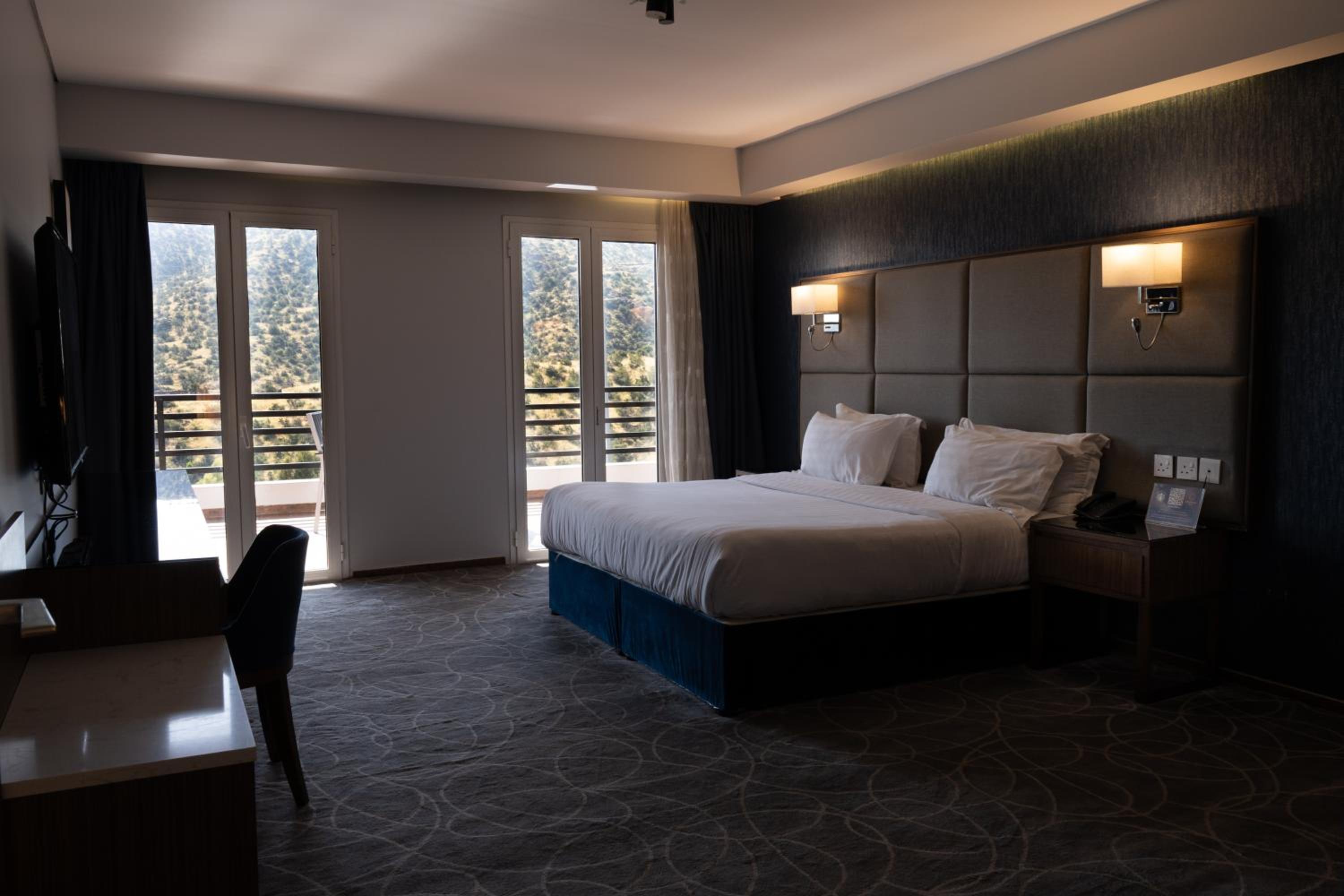 Apartment with Mountain View
