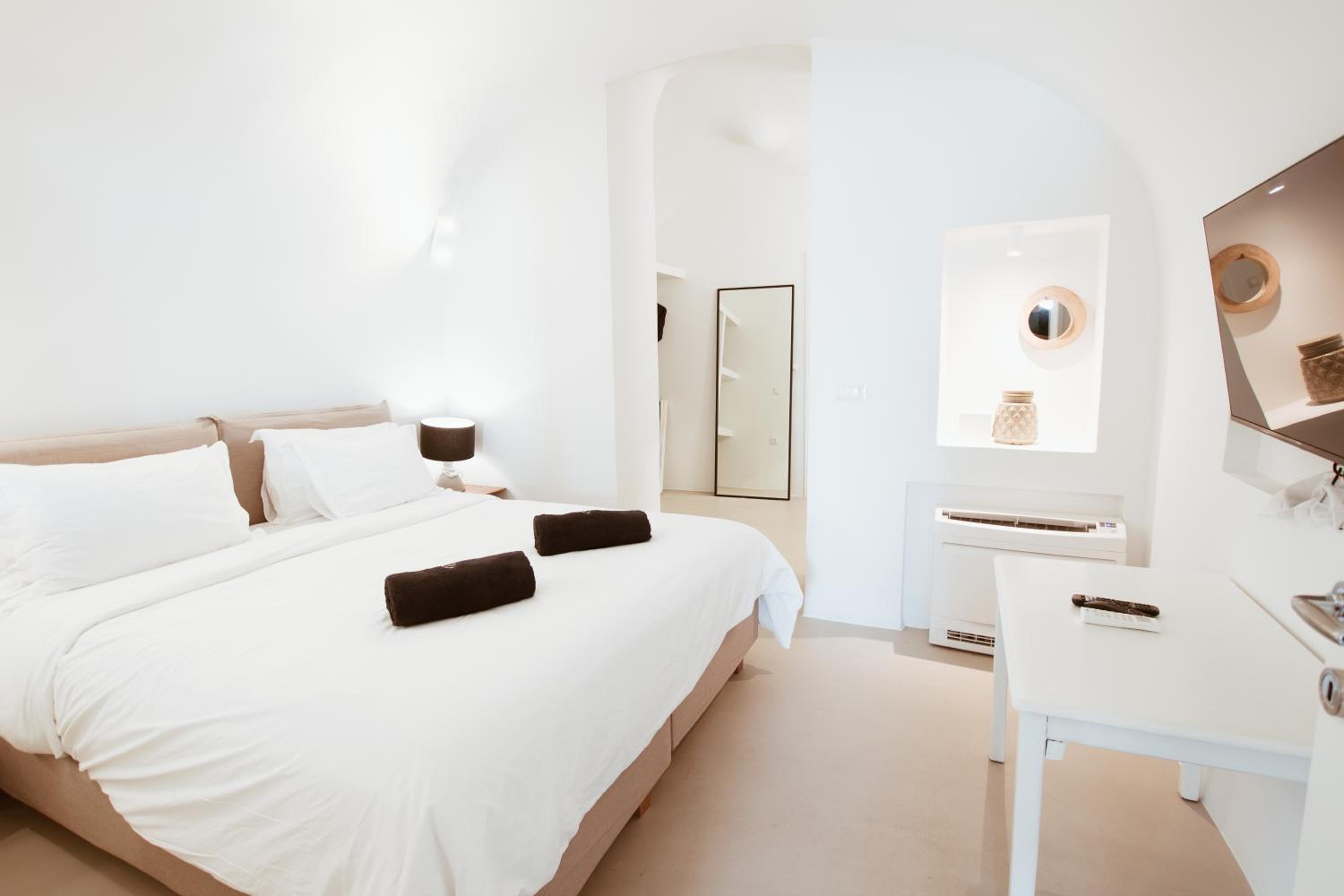 Quadruple Room with Sea View - Photo 11
