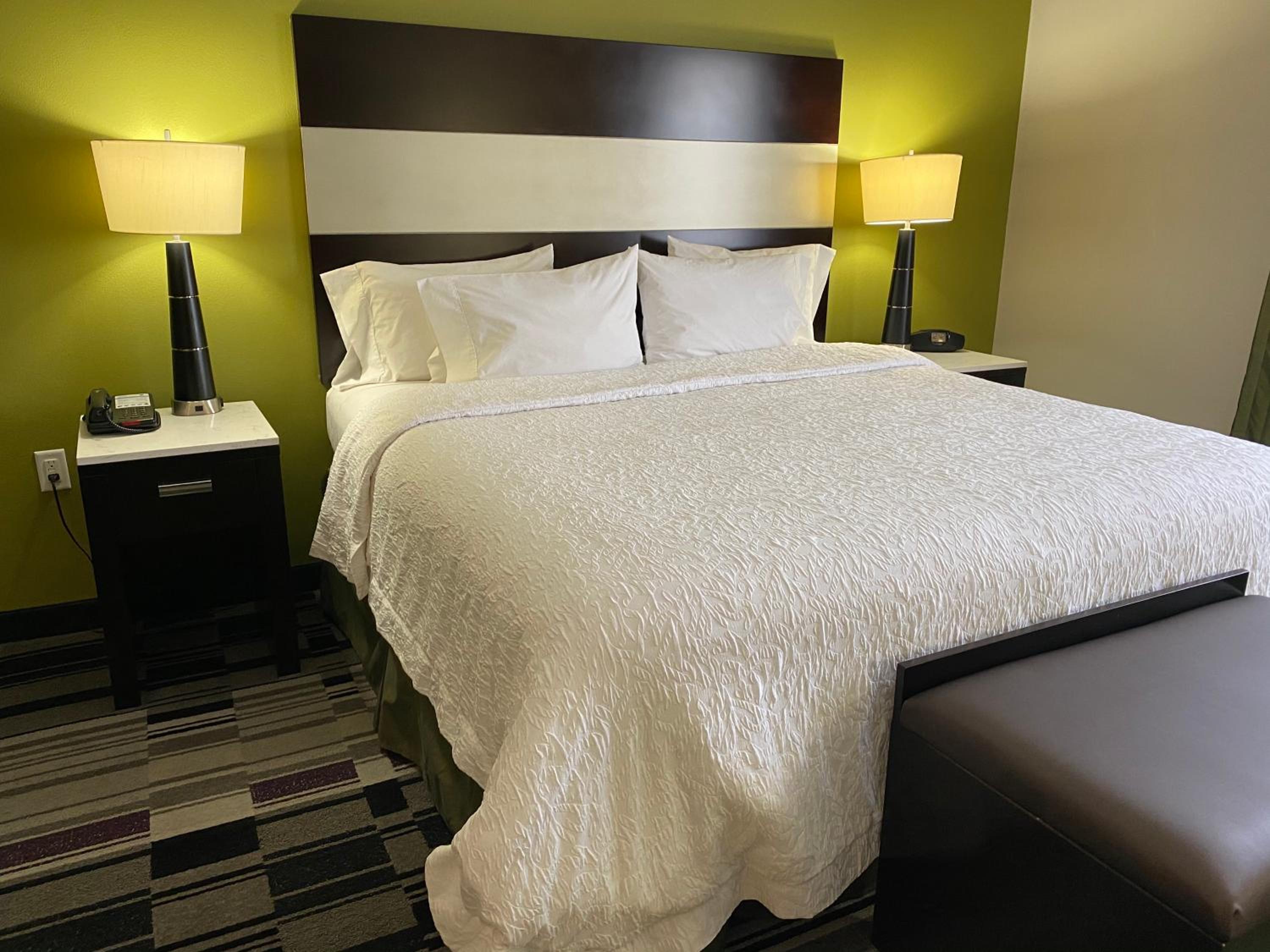 King Room with King Bed - Non-Smoking - Photo 3