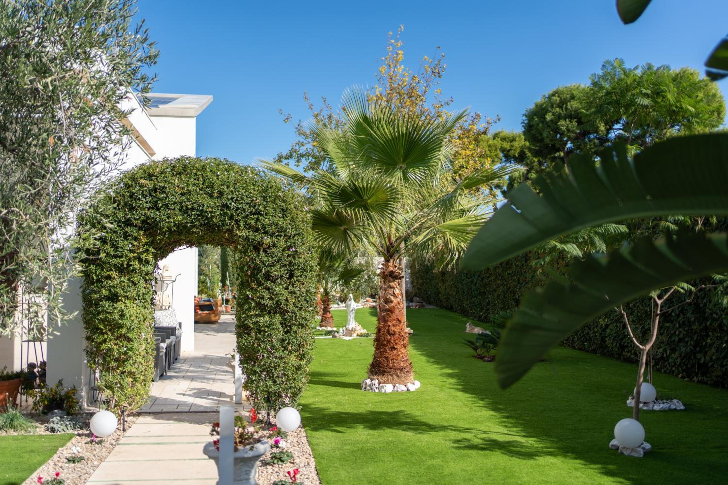 Villa with Garden View - Photo 39