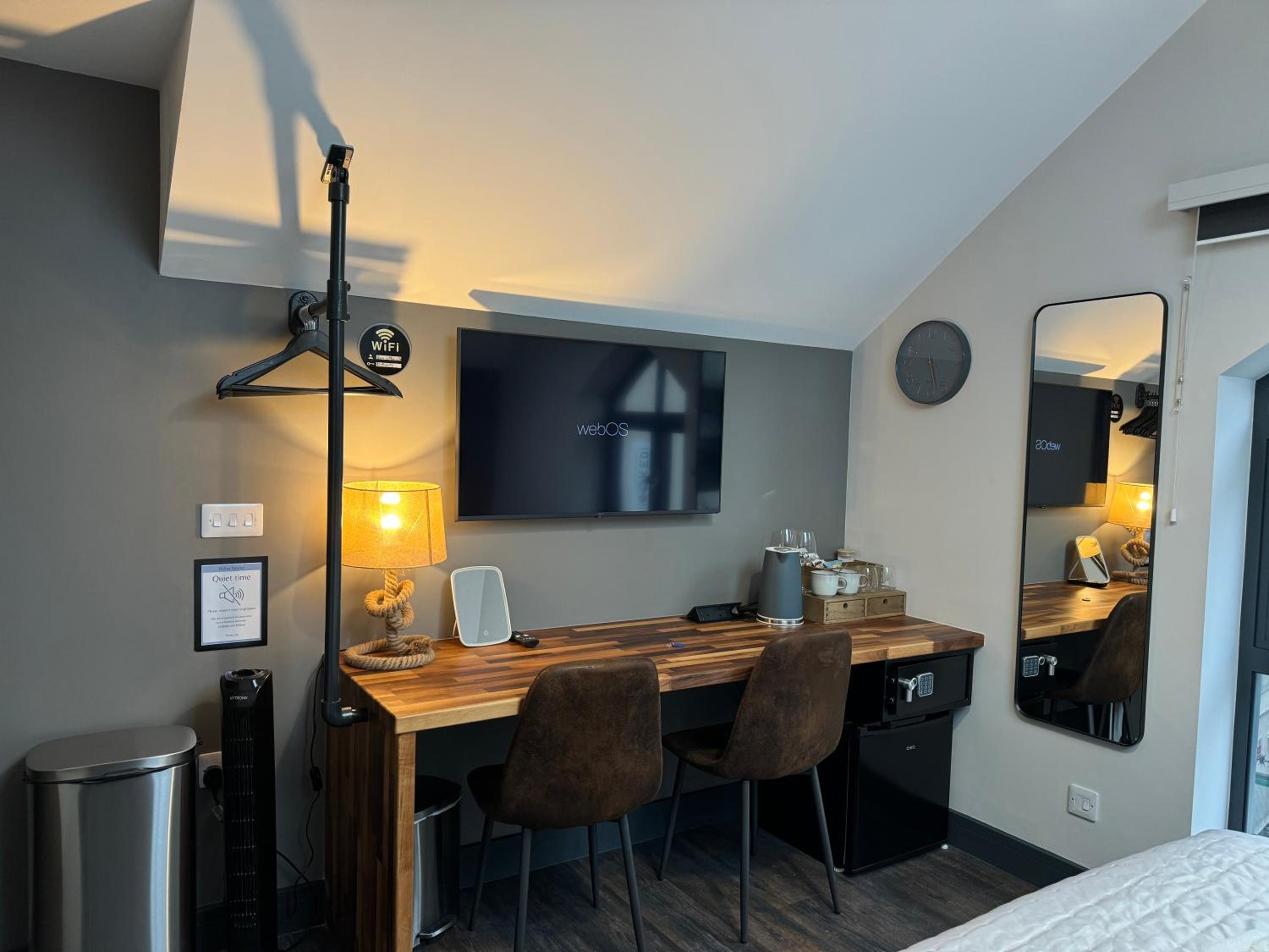 Queen Room photo 2