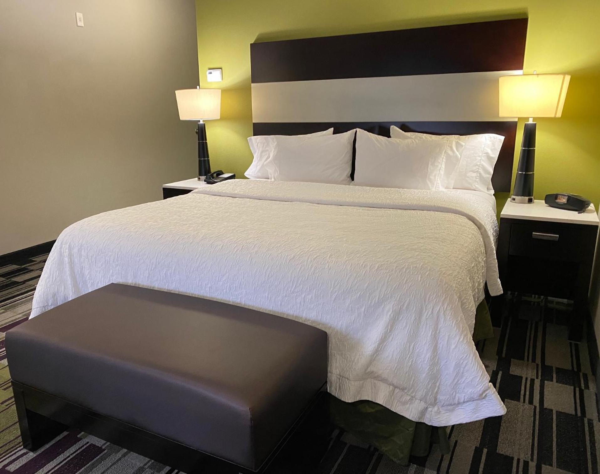 King Room with King Bed - Non-Smoking - Photo 1