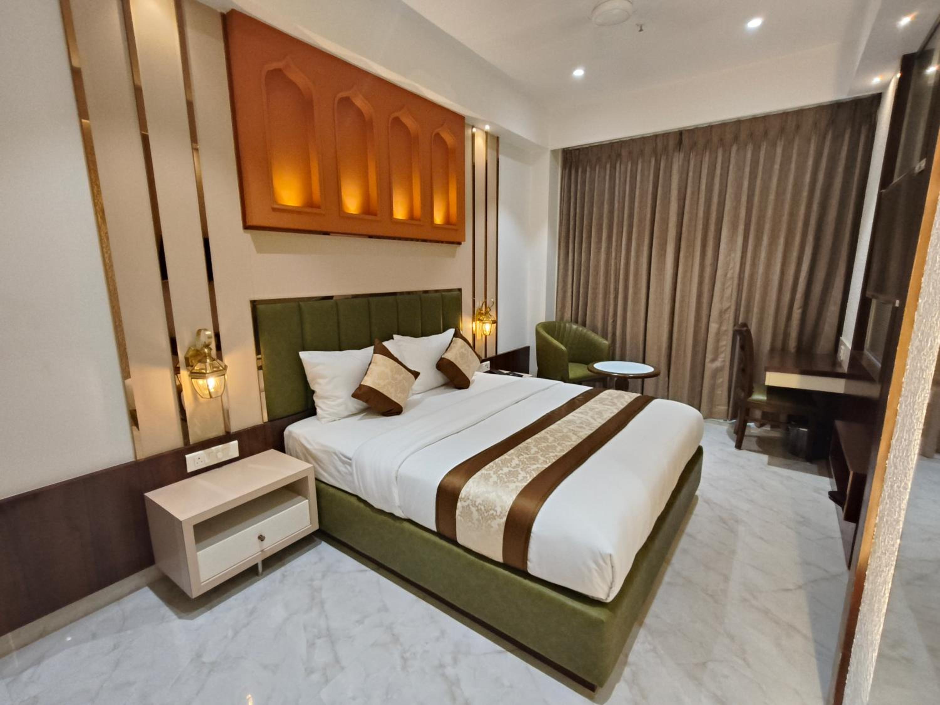 Suite - Photo 1