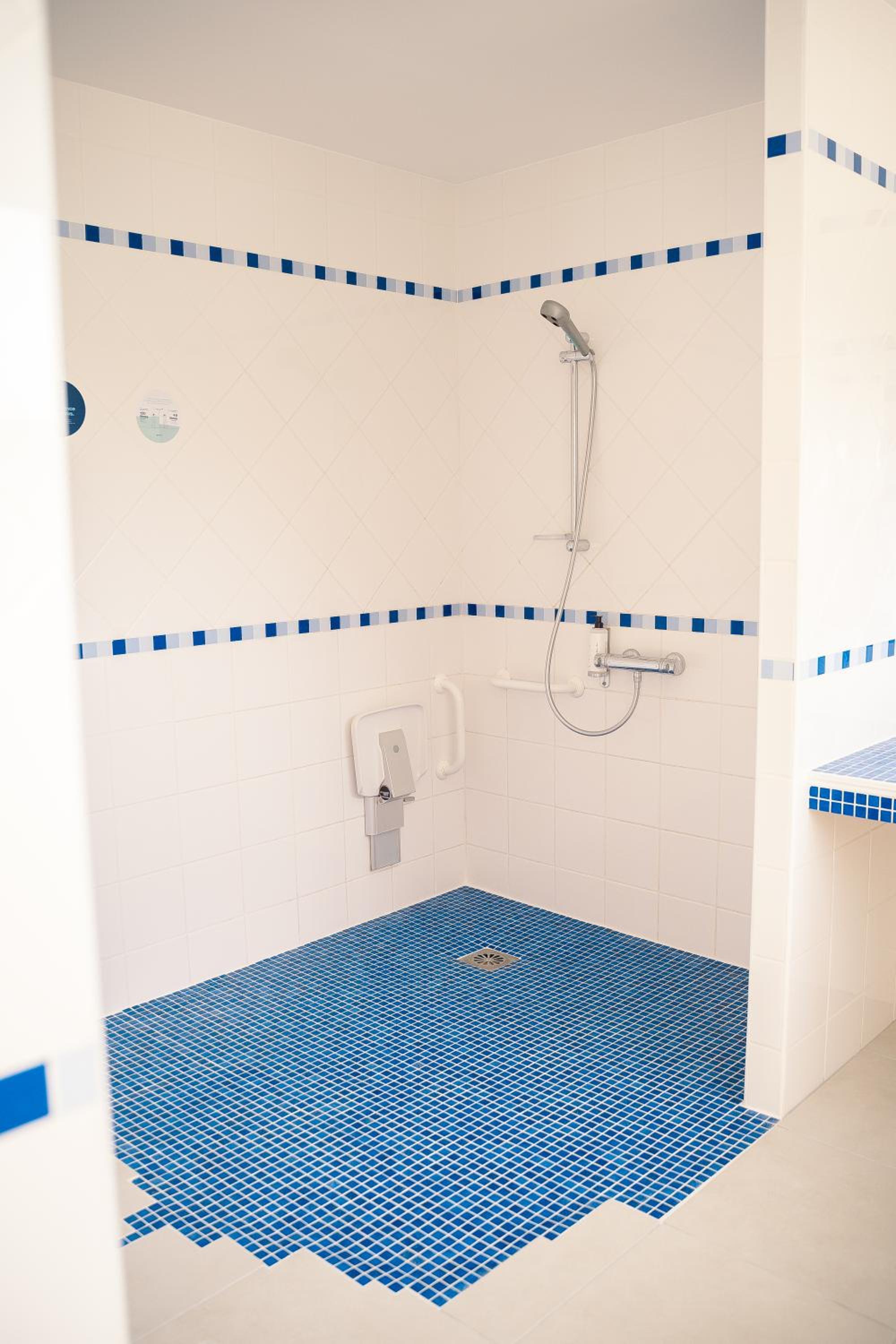 Large Family Room photo 3