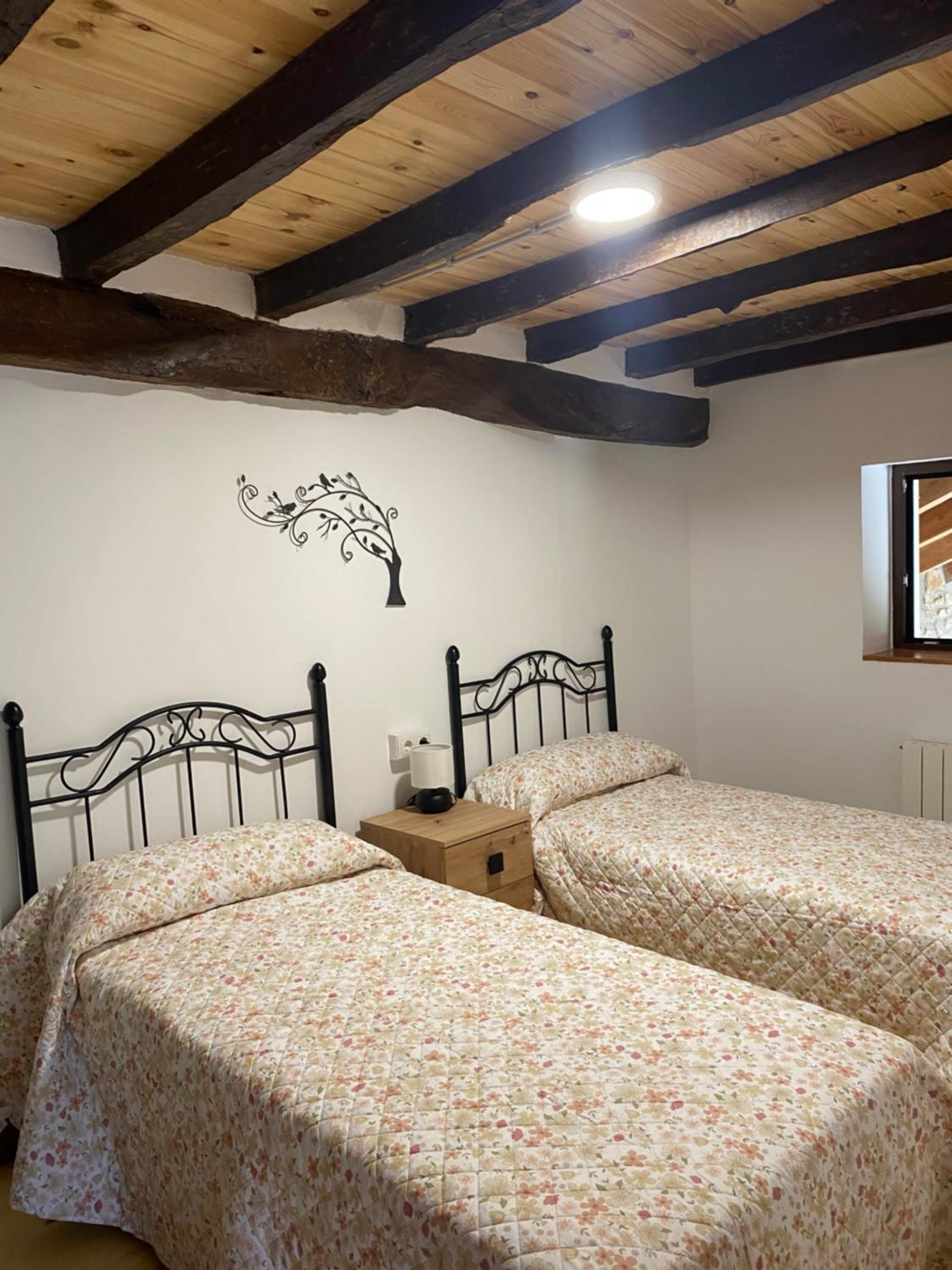 Five-Bedroom House photo 3