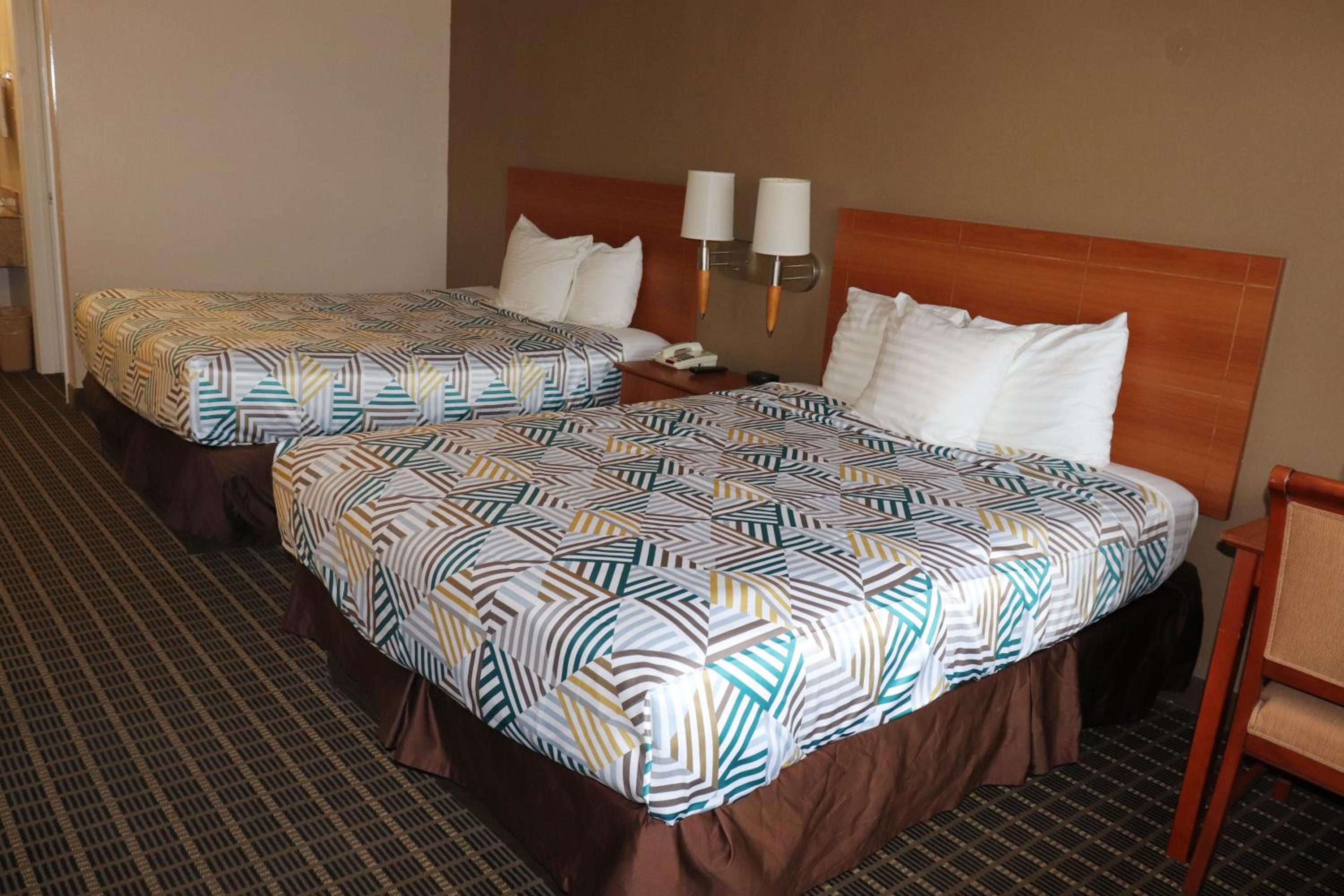 Queen Room with Two Queen Beds - Non-Smoking - Photo 5