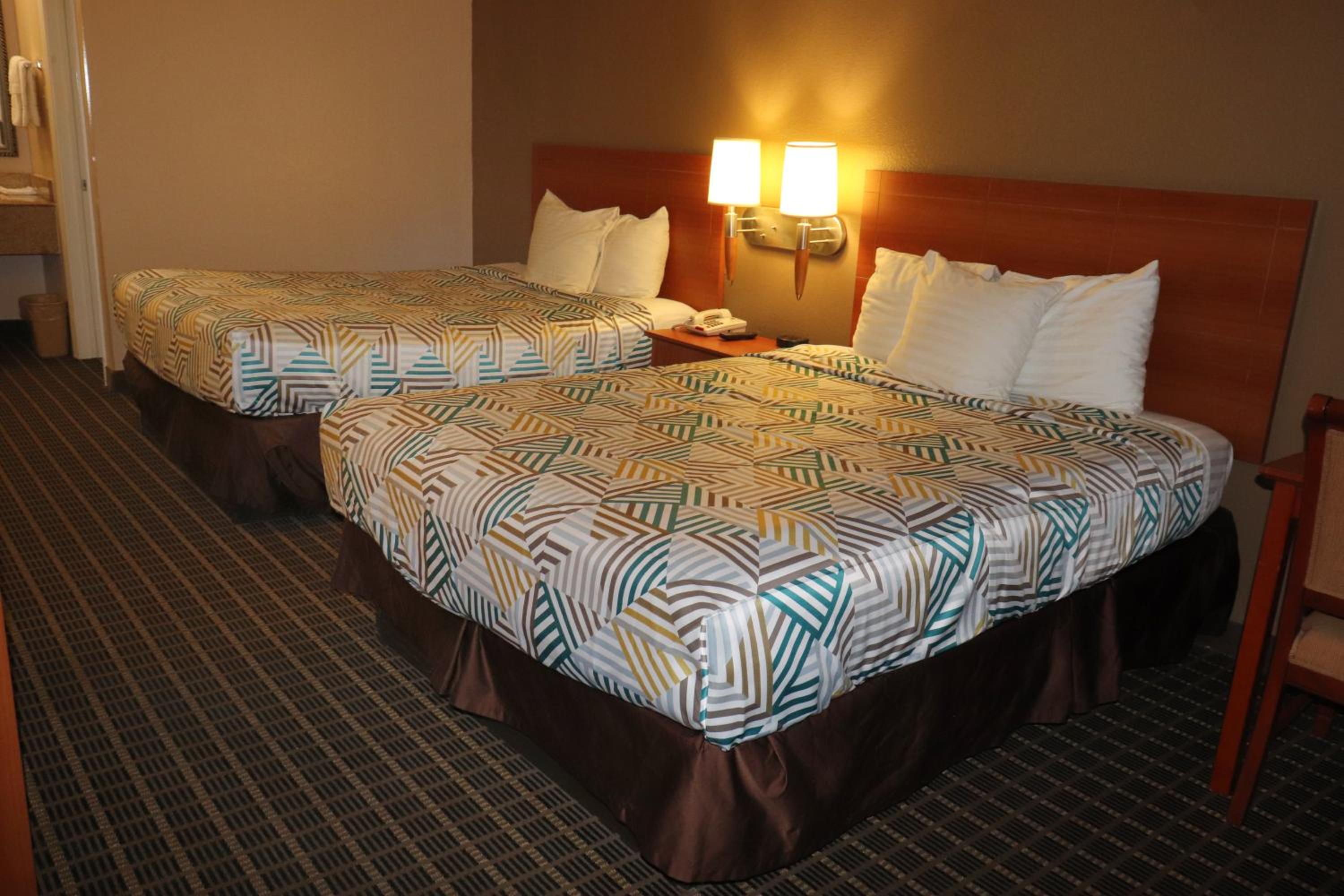 Queen Room with Two Queen Beds - Non-Smoking - Photo 4
