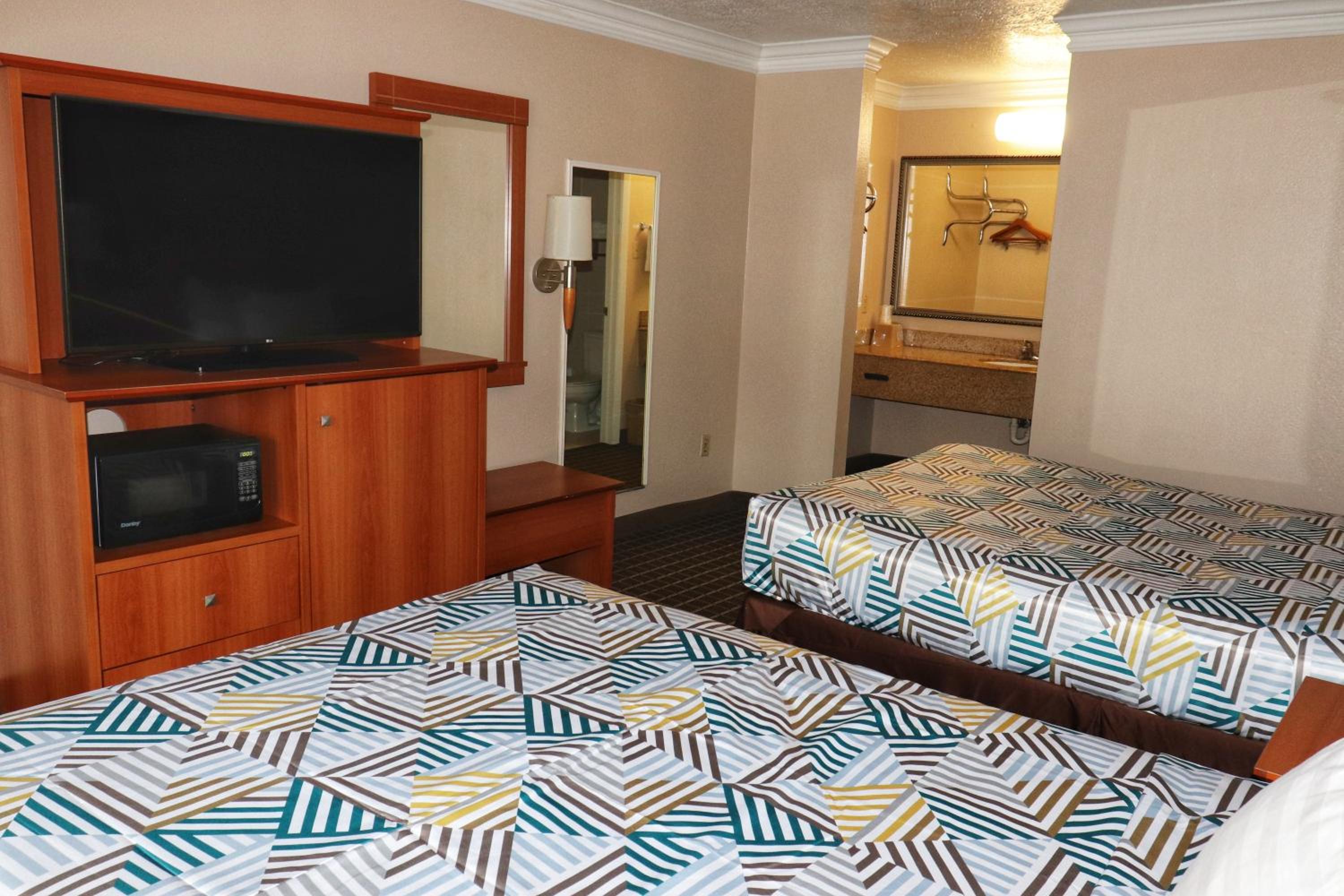 Queen Room with Two Queen Beds - Non-Smoking - Photo 1