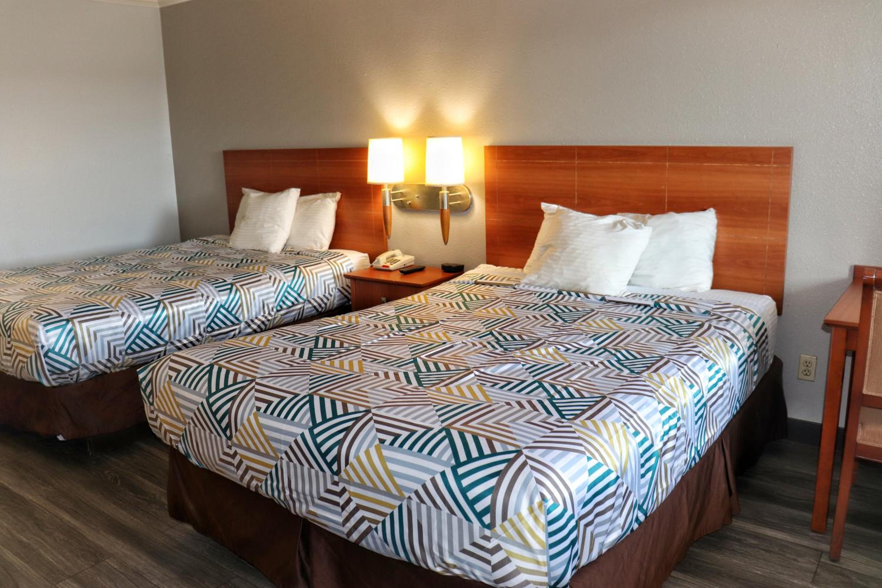 Queen Room with Two Queen Beds - Non-Smoking - Photo 2