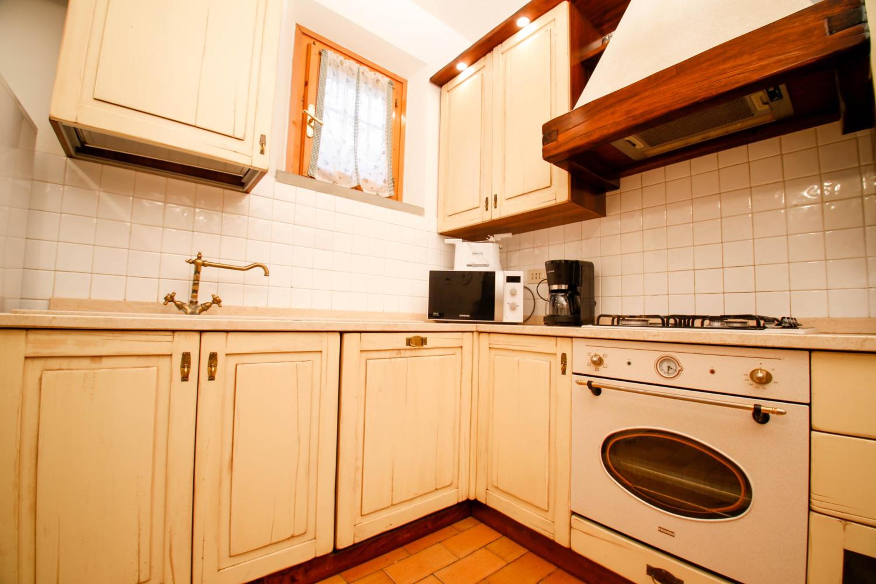 Five-Bedroom House photo 2