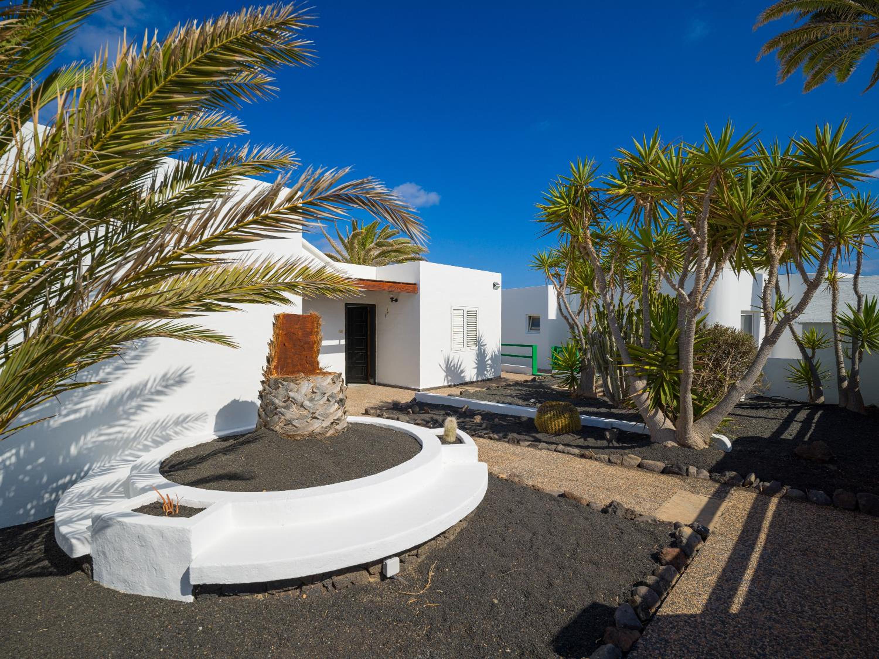 One-Bedroom Apartment with Pool View photo 2
