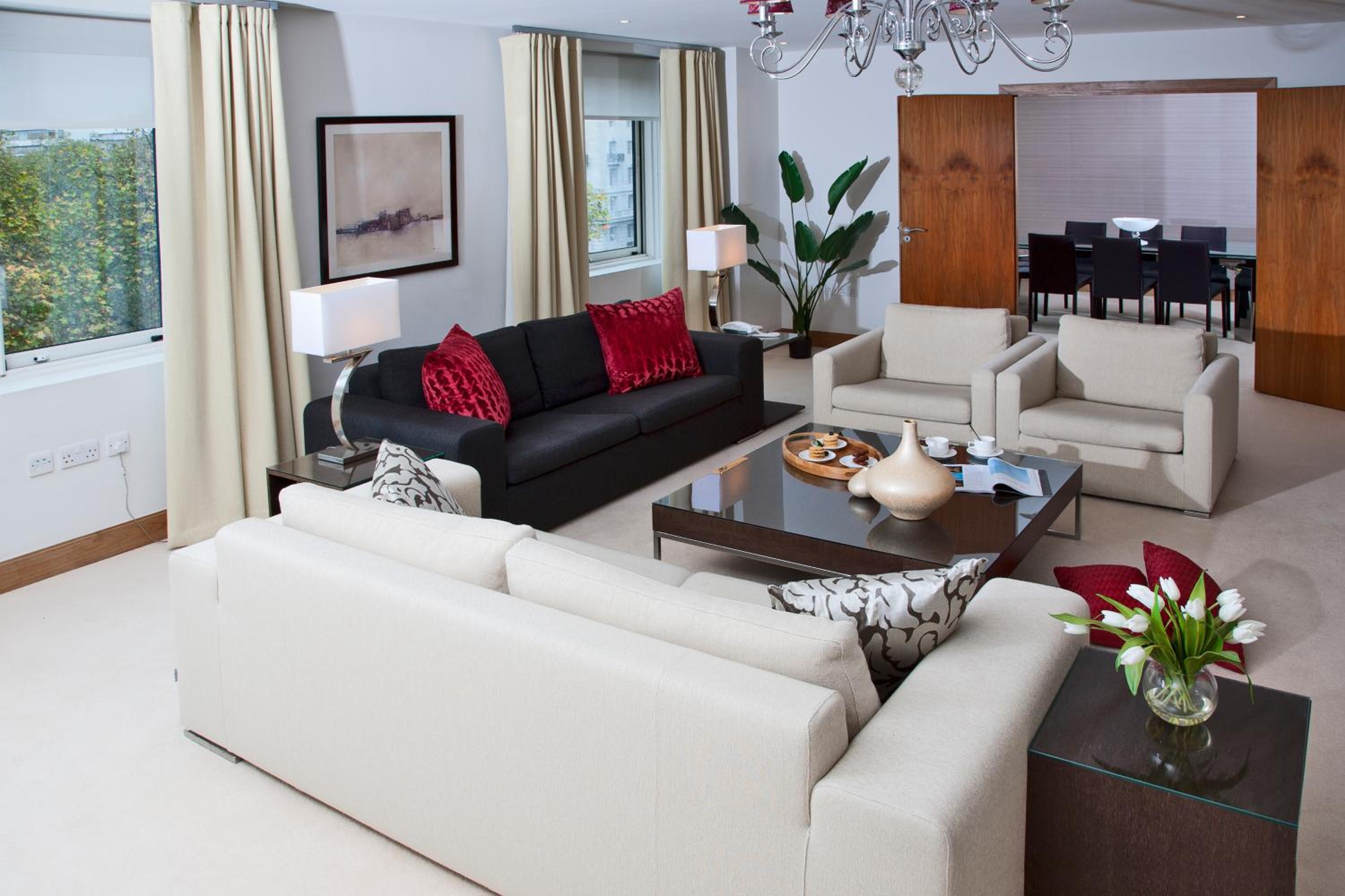 Deluxe Three-Bedroom Apartment with Park View thumbnail 5