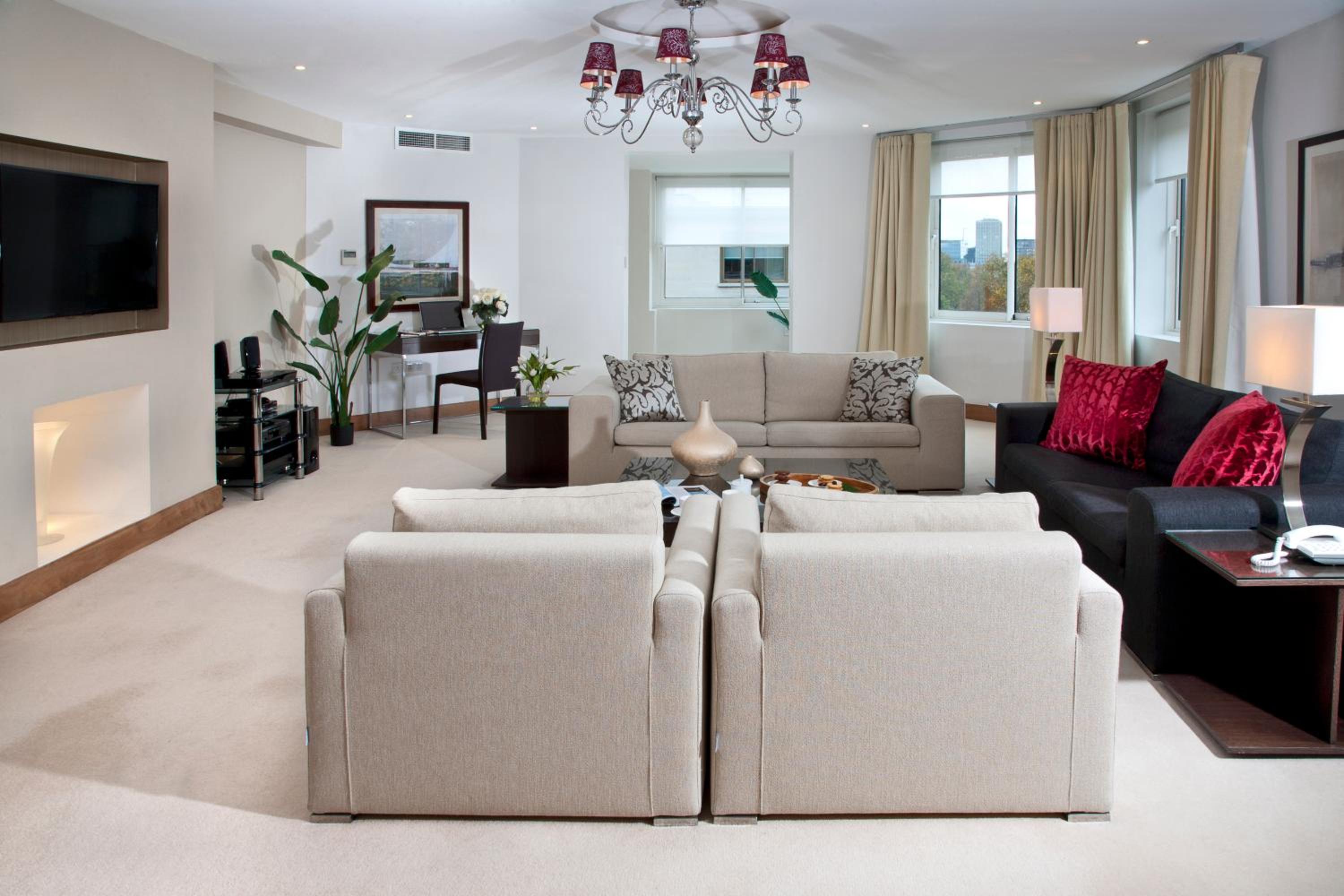 Deluxe Three-Bedroom Apartment with Park View